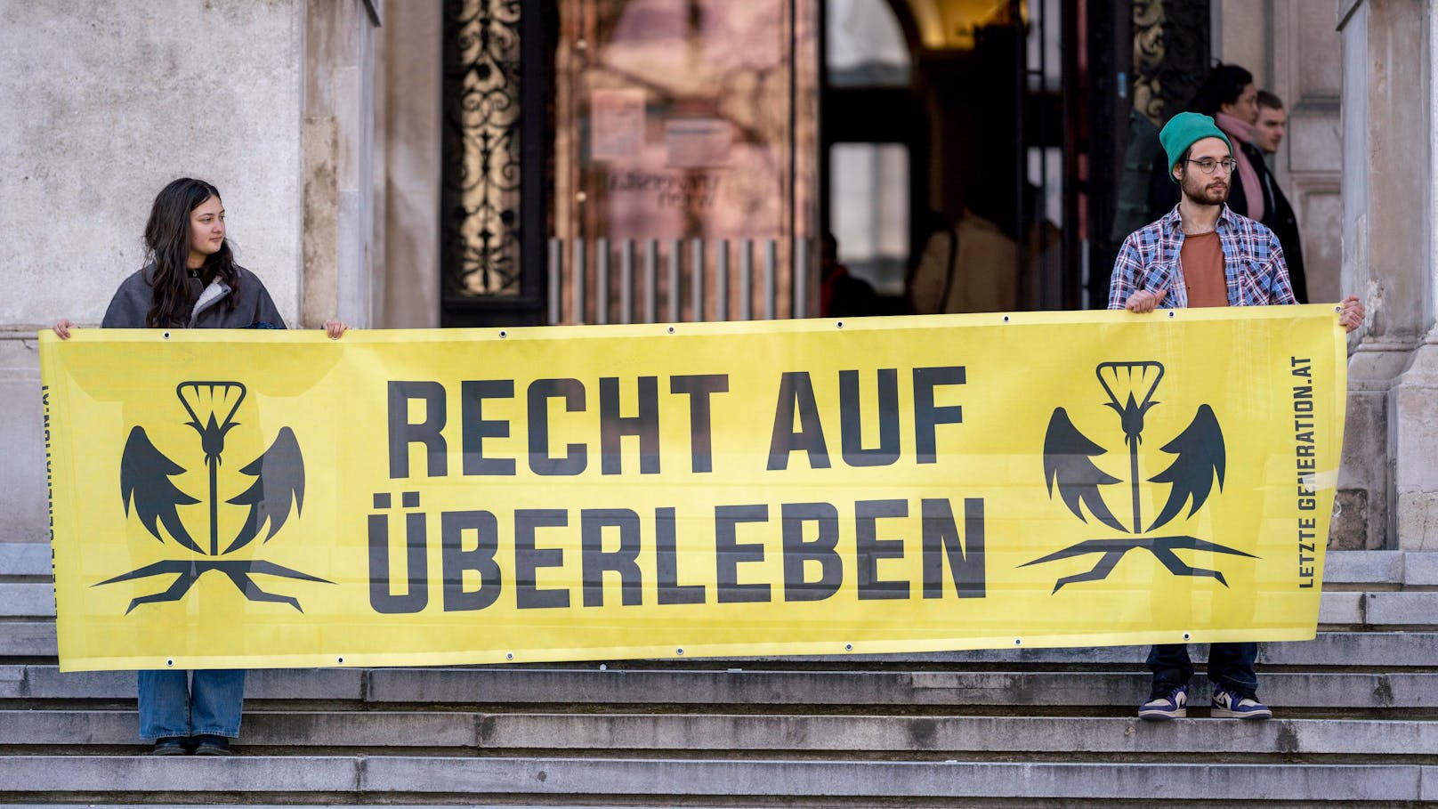 Klimakleber werfen mit Rauchbomben auf Wiener Haupt-Uni