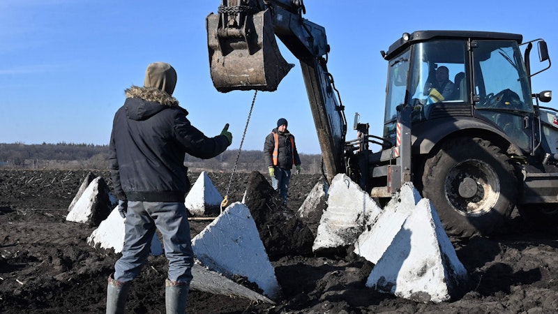 Tausende Kilometer müssen mit Gräben und sogenannten Drachenzähnen, vorgegossenen Betonpryamiden, versehen werden.