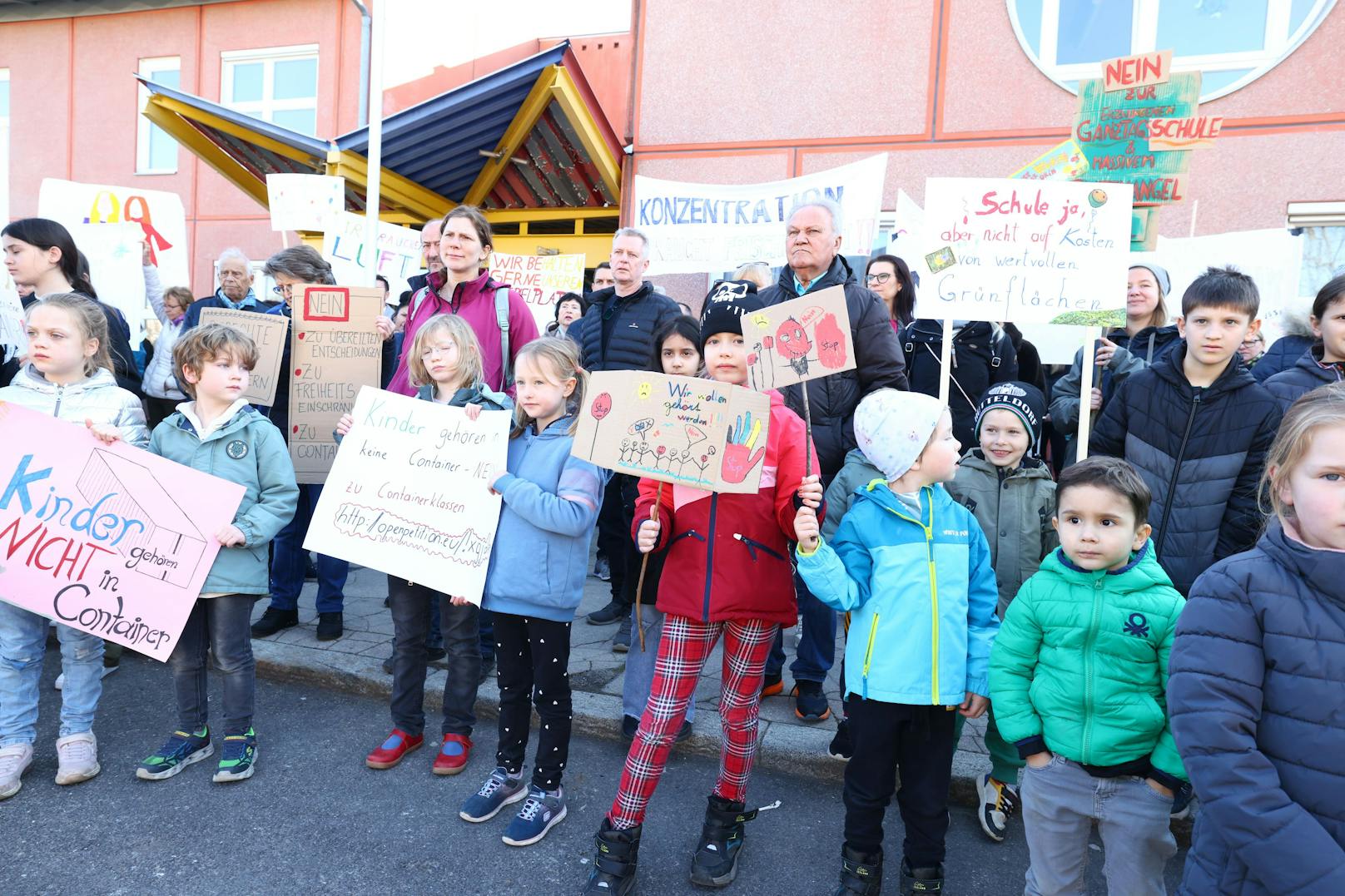 Erboste Eltern und Lehrer demonstrieren gegen die geplanten Containerklassen in der Volksschule Rittingergasse in Floridsdorf.