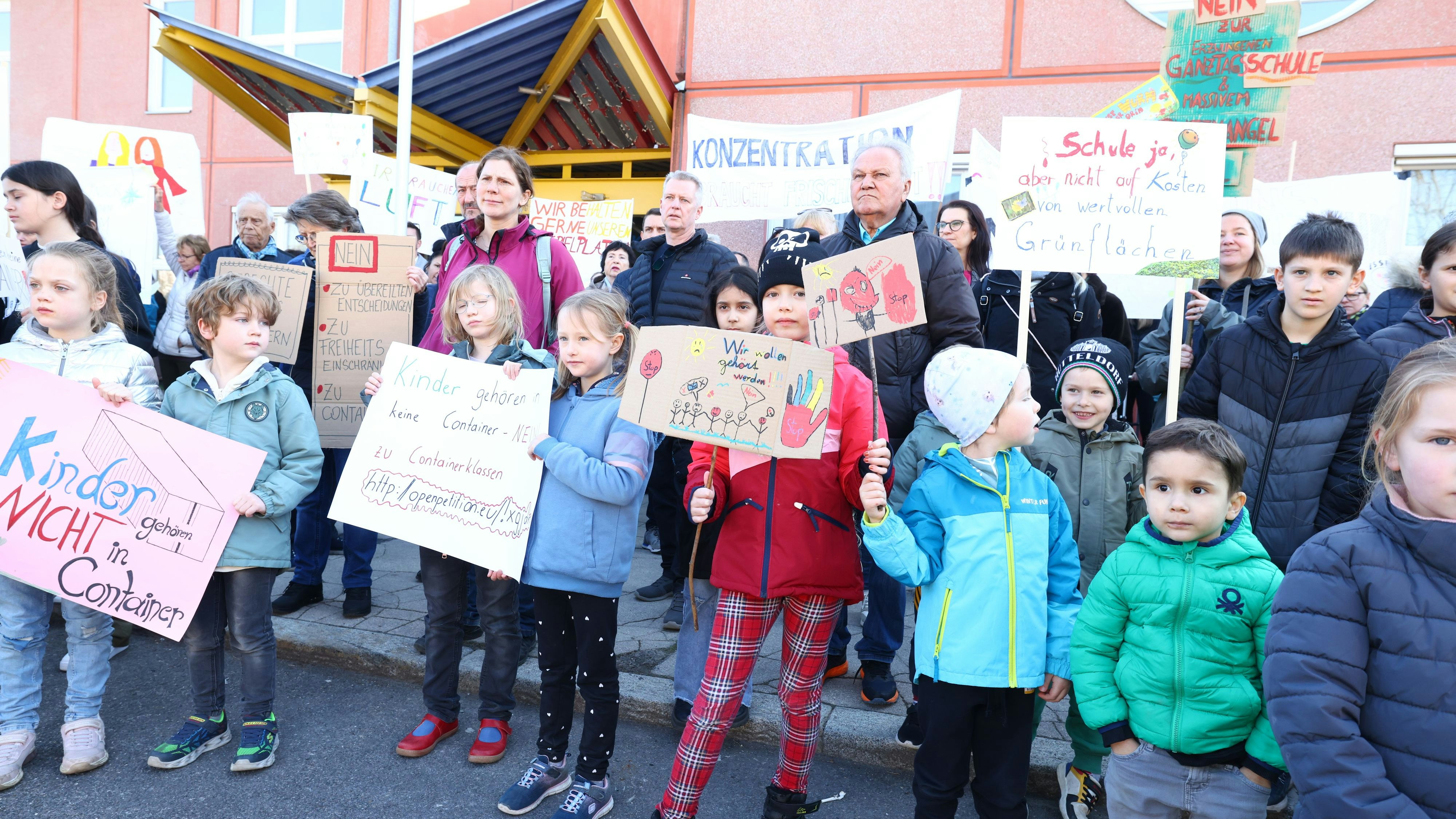 Verunsicherte Eltern, Lehrer und Kinder demonstrierten gegen die geplanten Containerklassen in der Volksschule Rittingergasse in Floridsdorf.