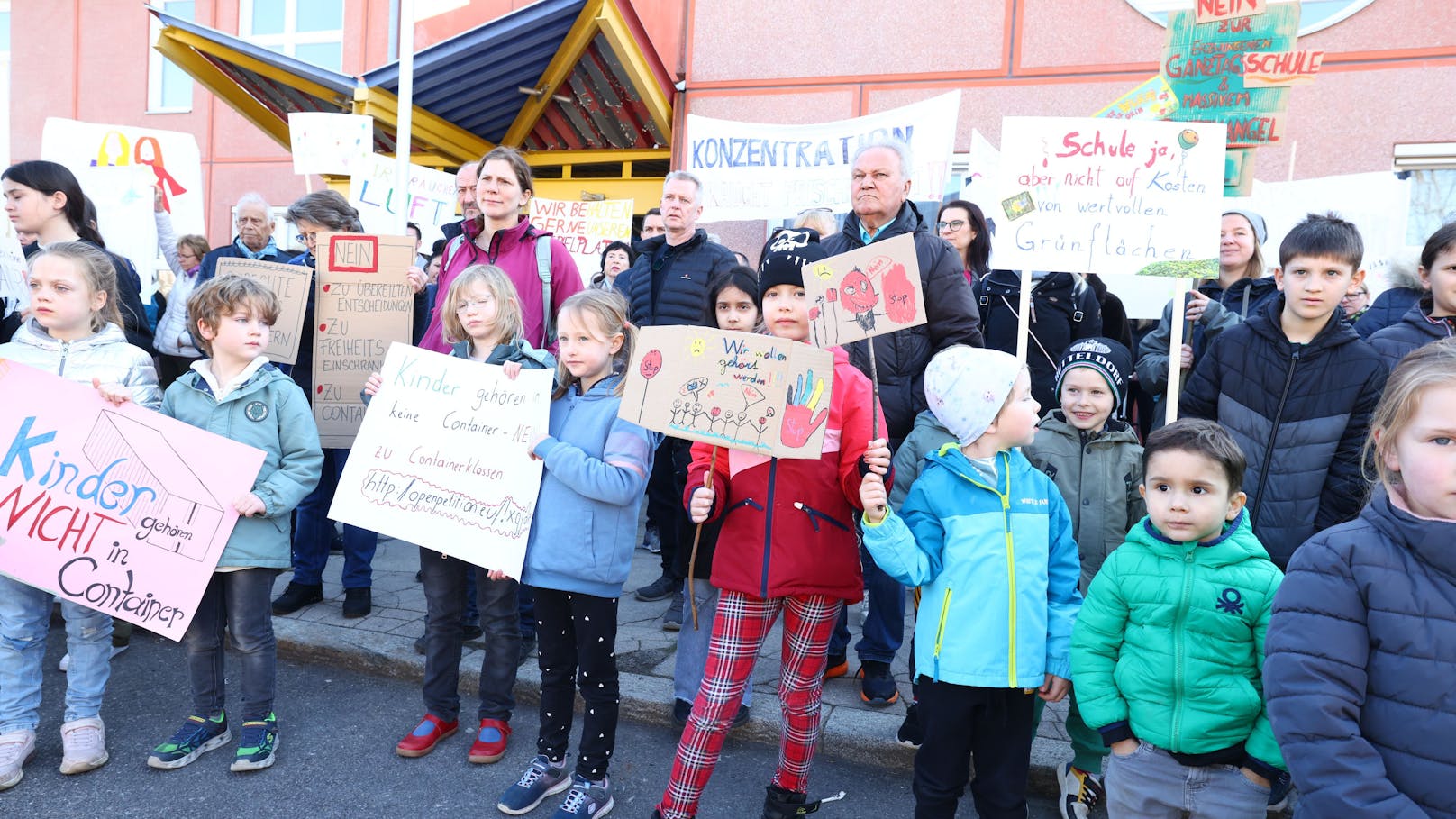 Verunsicherte Eltern, Lehrer und Kinder demonstrierten gegen die geplanten Containerklassen in der Volksschule Rittingergasse in Floridsdorf.