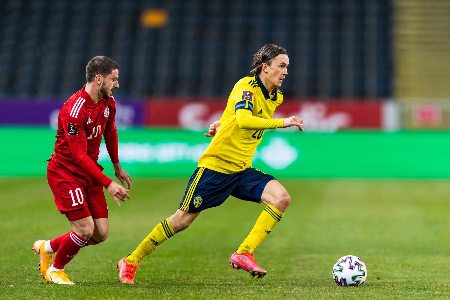 Kristoffer Olsson (r.) im schwedischen Teamtrikot. Rechts: Sturm-Legionär Otar Kiteishvili.