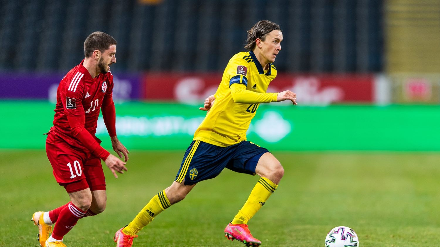 Kristoffer Olsson (r.) im schwedischen Teamtrikot. Rechts: Sturm-Legionär Otar Kiteishvili.