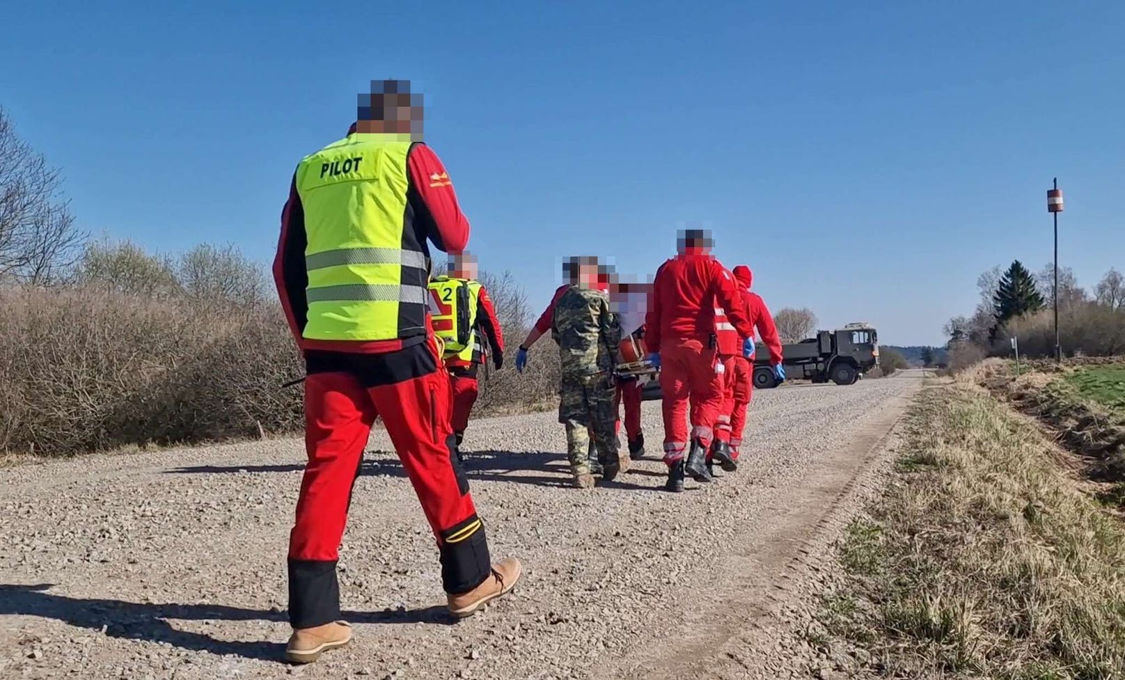 Bundesheer-Fahrzeug kollidiert mit Straßenwalze