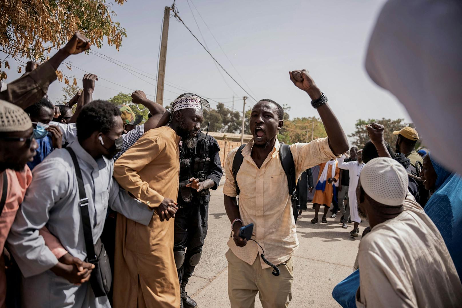 Im Gambia wird derzeit über die Wiedereinführung weiblicher Genitalverstümmelung diskutiert. Zahlreiche Menschen gehen zu diesem Anlass auf die Straßen von Banjul.