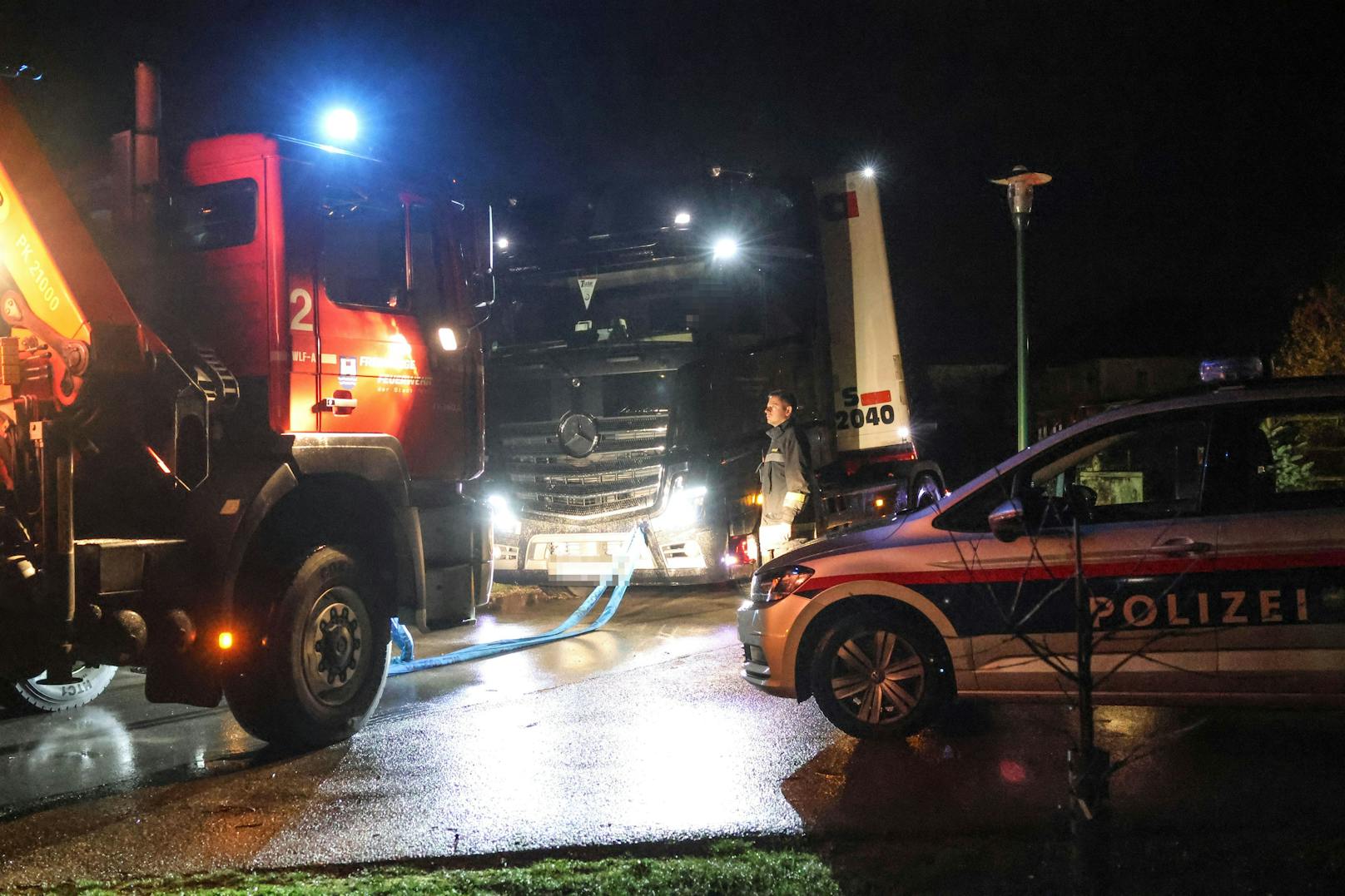 Bei einer Lkw-Bergung stand die Feuerwehr am Dienstag in den frühen Morgenstunden in Wels-Vogelweide im Einsatz.