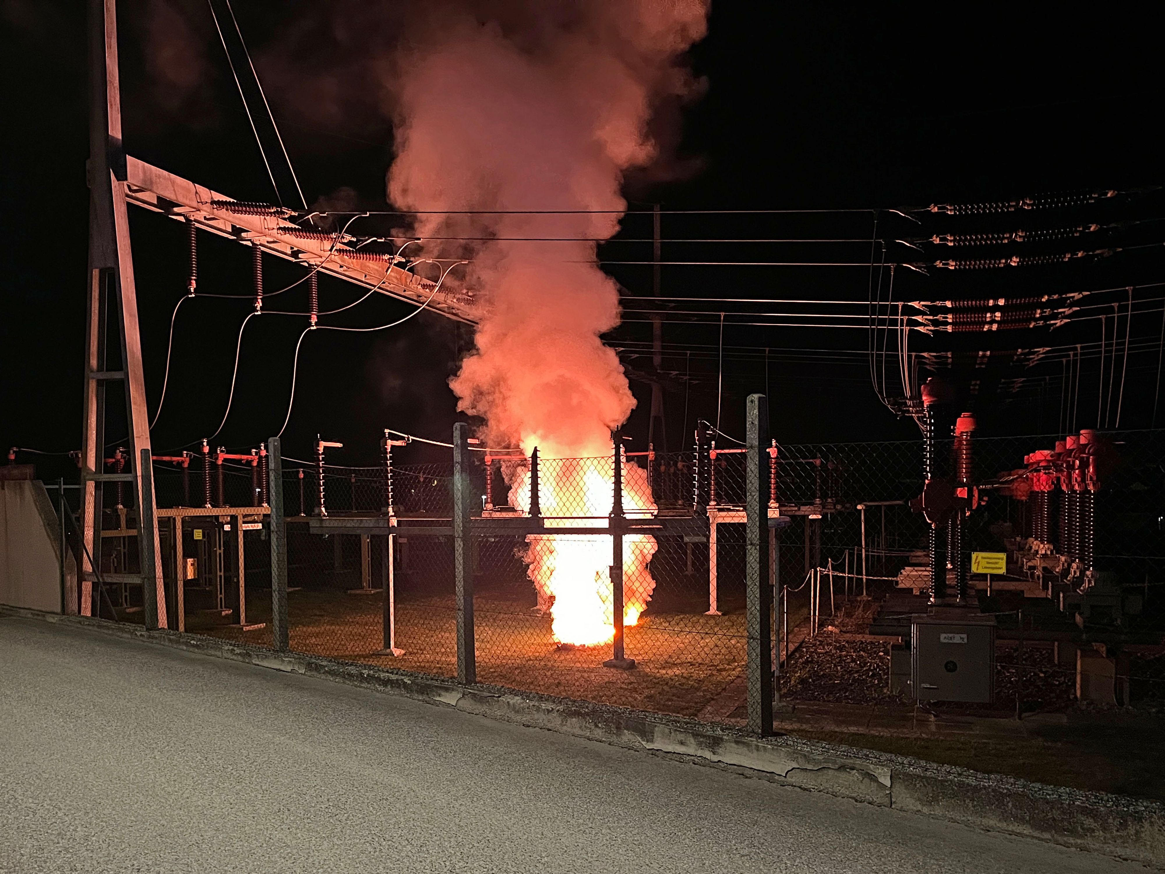 Eine Stromleitung löste einen Flurbrand aus.