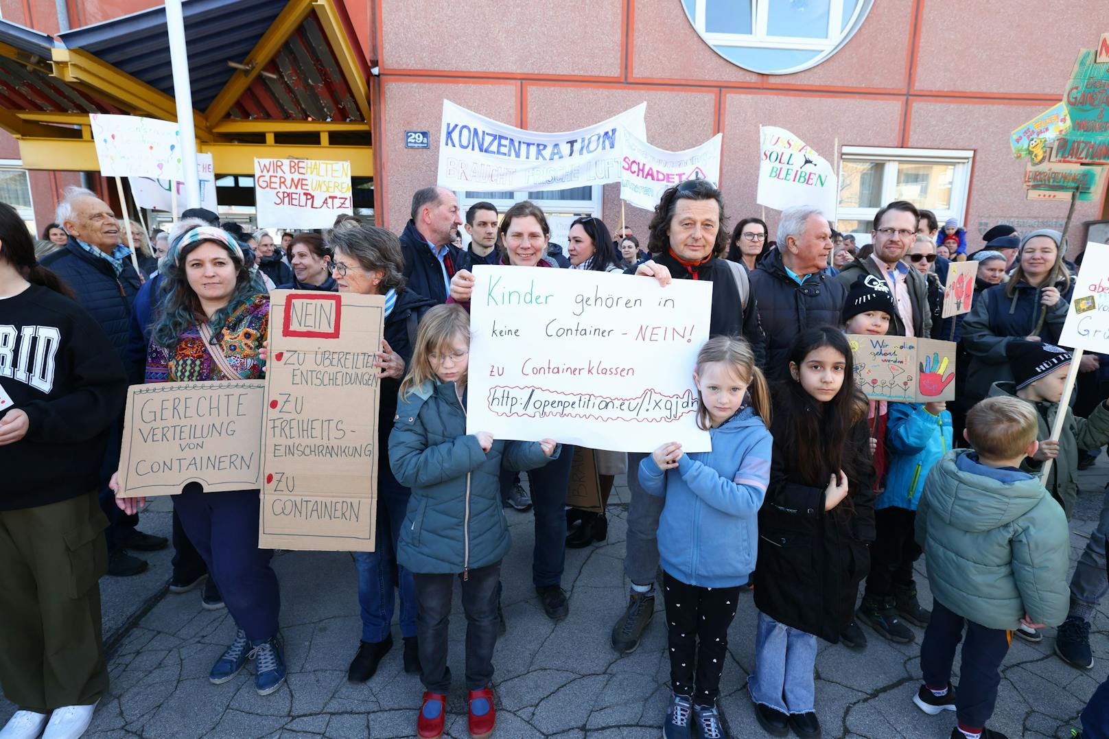 Erboste Eltern und Lehrer demonstrieren gegen die geplanten Containerklassen in der Volksschule Rittingergasse in Floridsdorf.