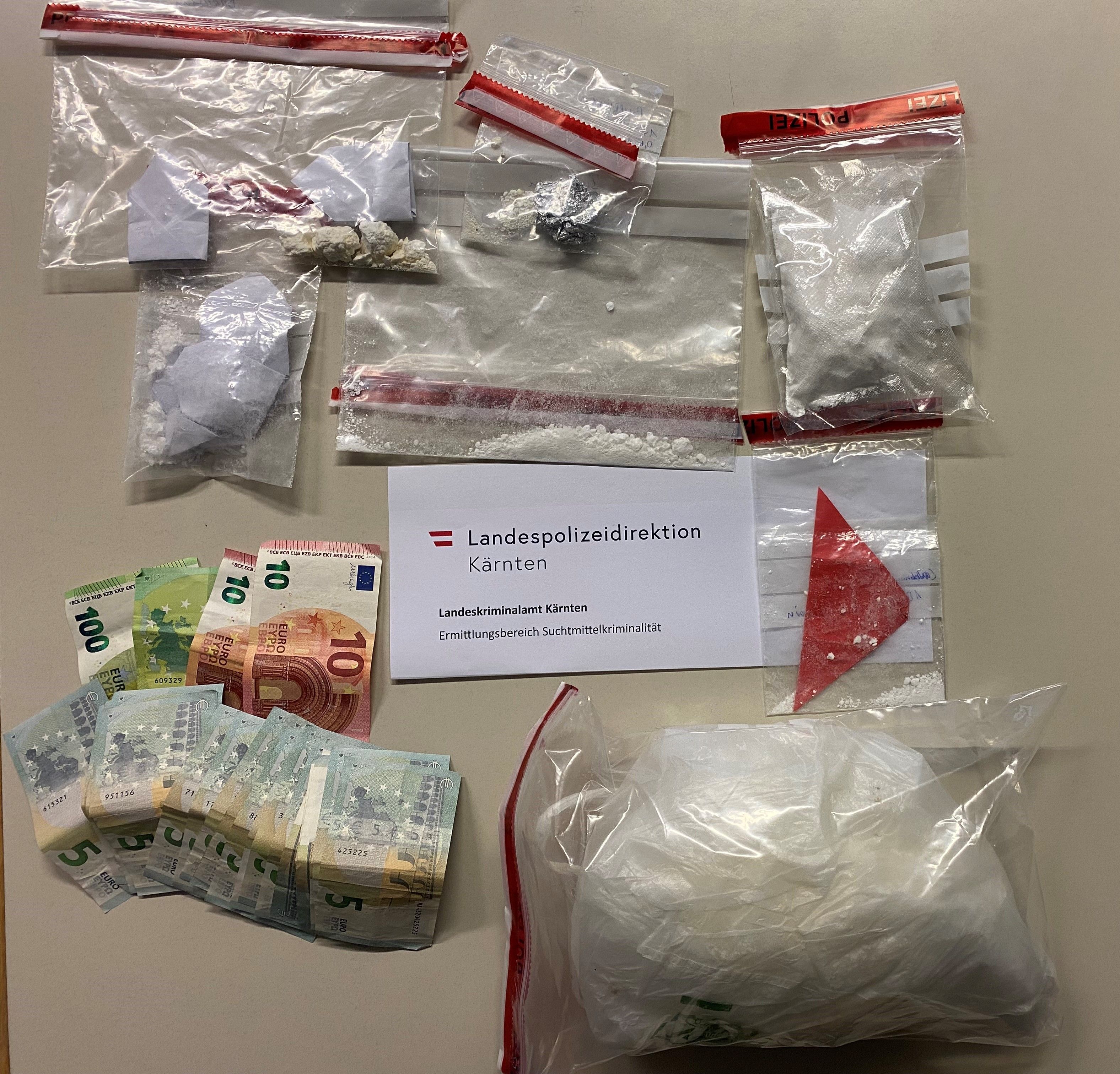 Die Polizei konnte über 85 Gramm Kokain sowie rund einen Kilogramm Amphetamin sicherstellen.