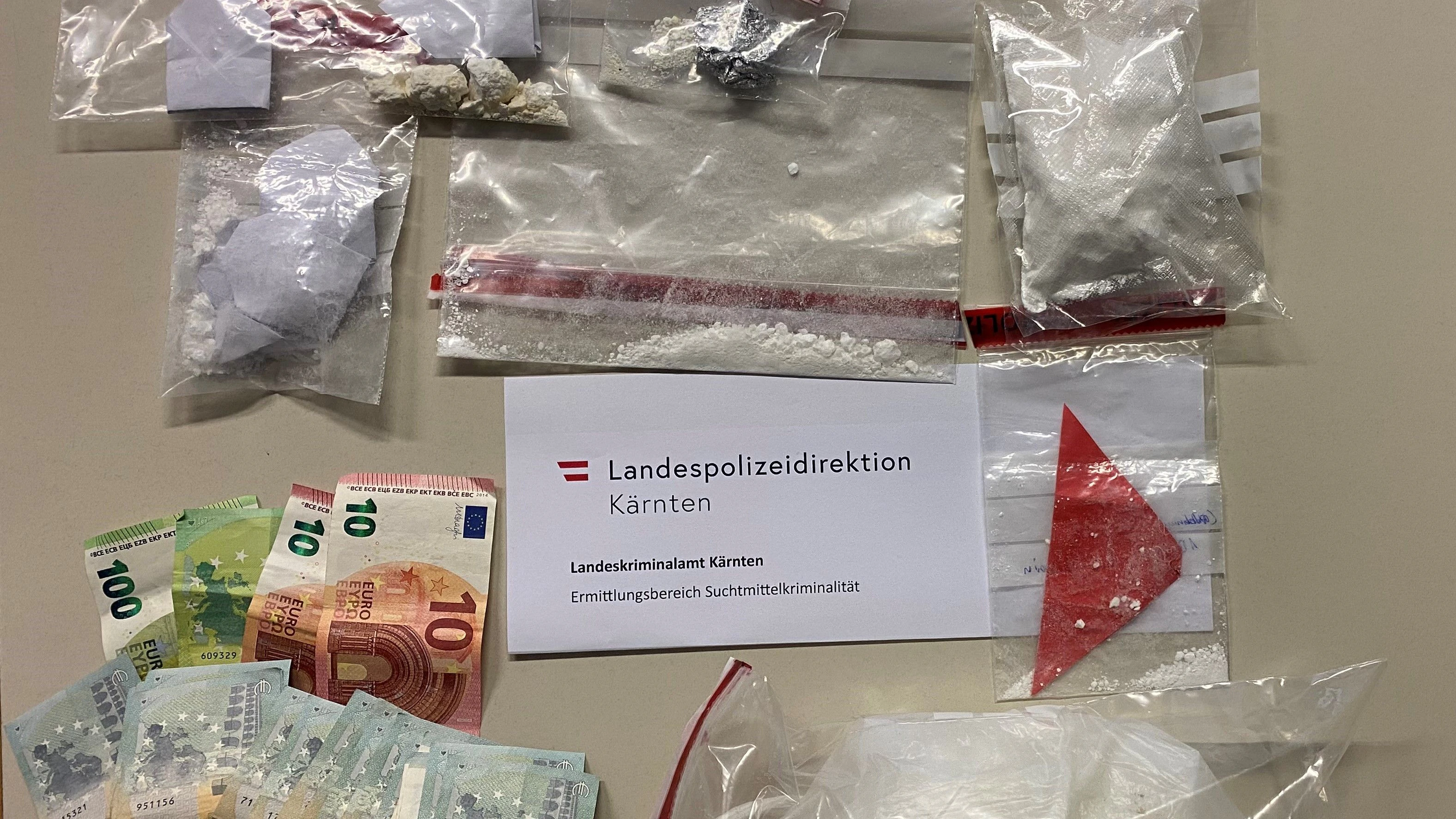 Die Polizei konnte über 85 Gramm Kokain sowie rund einen Kilogramm Amphetamin sicherstellen.