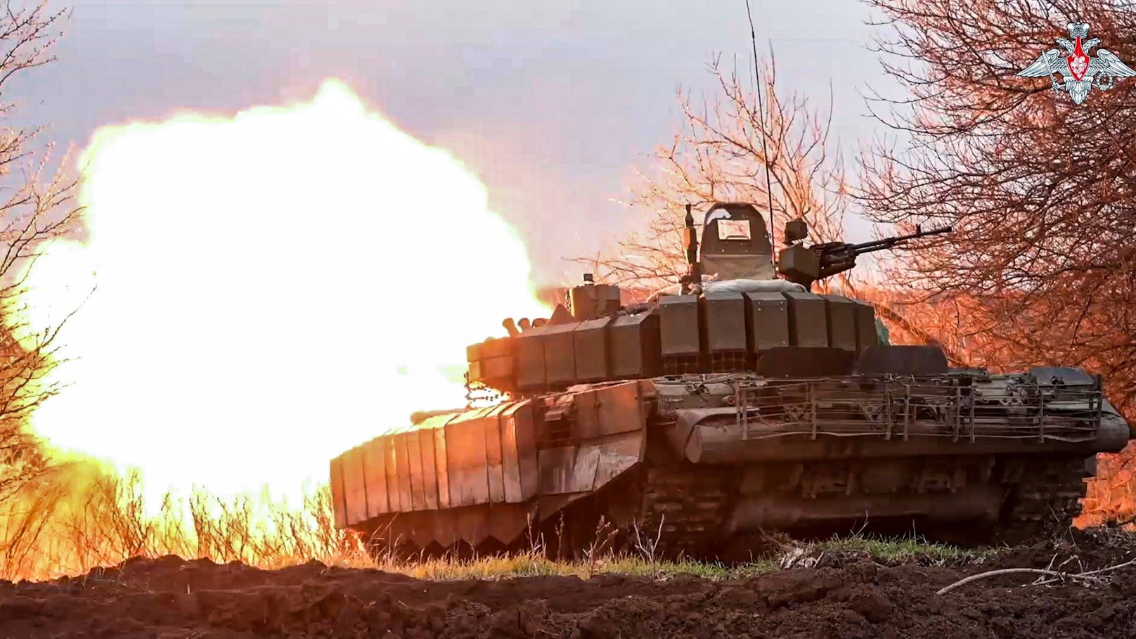 Sie sollen den Panzer bei einem Gefecht gegen&nbsp;ukrainische Artillerie im Raum Belgorod zeigen.