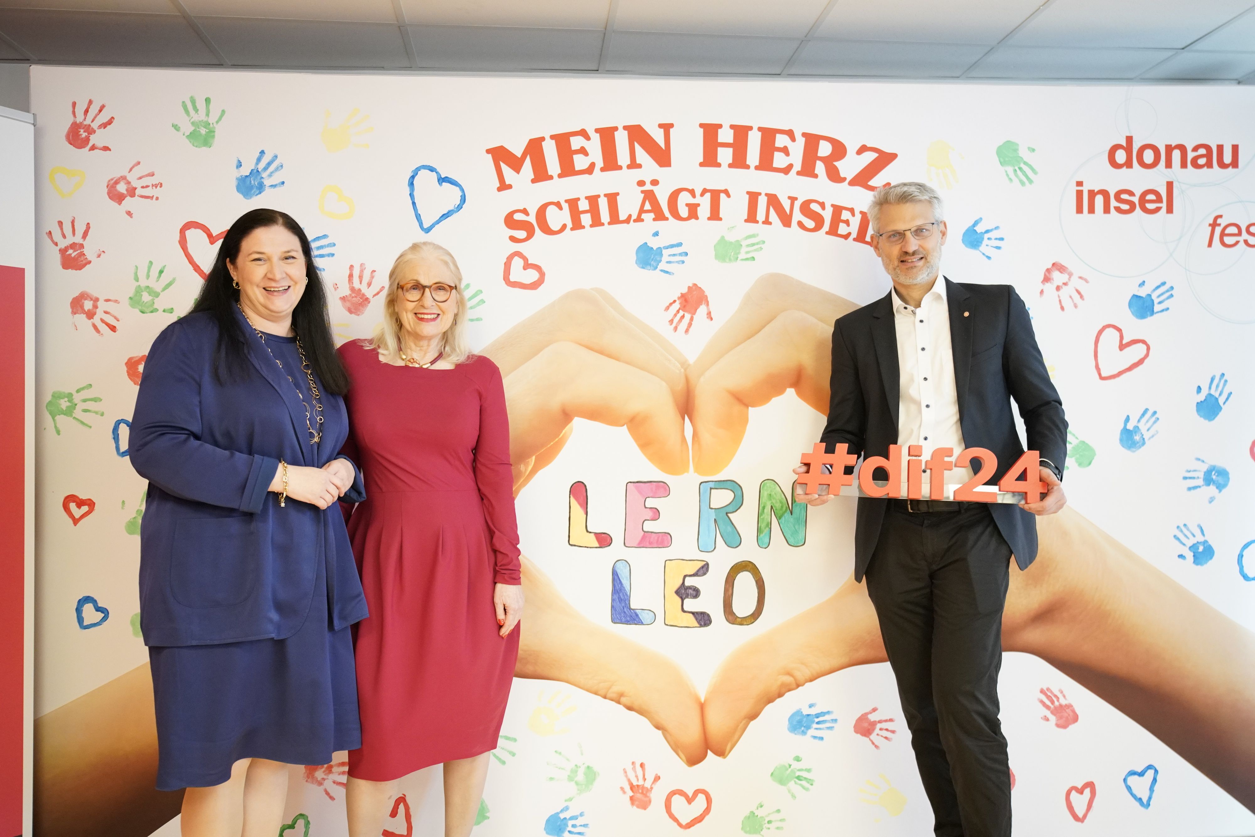 Donauinselfest-Veranstalterin Barbara Novak, Samariterbund-Präsidentin Susanne Drapalik und Samariterbund-Geschäftsführer Oliver Löhlein freuen sich über die Zusammenarbeit am heurigen Donauinselfest.