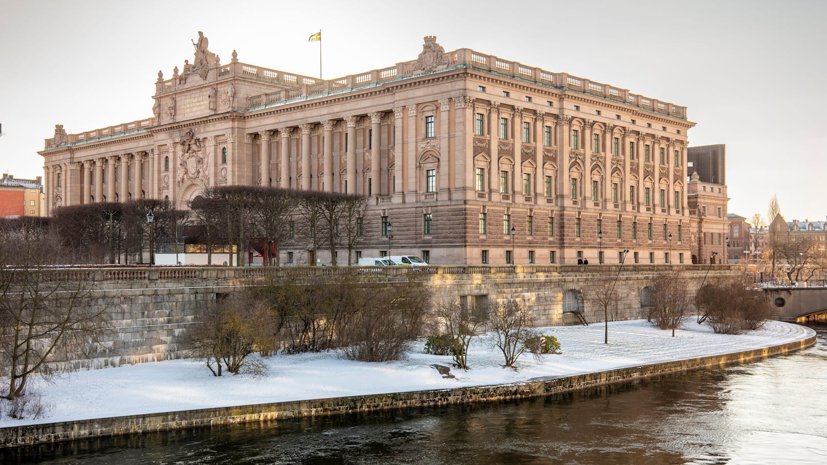 Download von www.picturedesk.com am 19.03.2024 (14:09). 
Sweden, Stockholm, Swedish parliament in winter - 20231229_PD11522 - Rechteinfo: Royalty Free (RF) Model Released