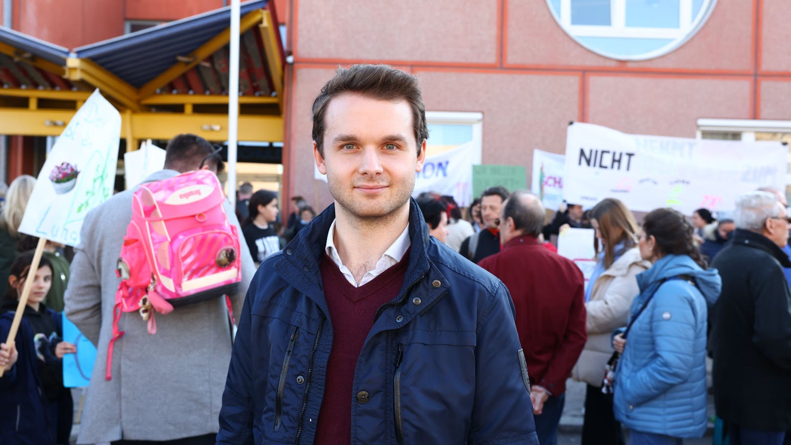 Harald Zierfuß, Bildungssprecher der Wiener ÖVP, unterstützt die besorgten Eltern im Widerstand gegen die Containerklassen.