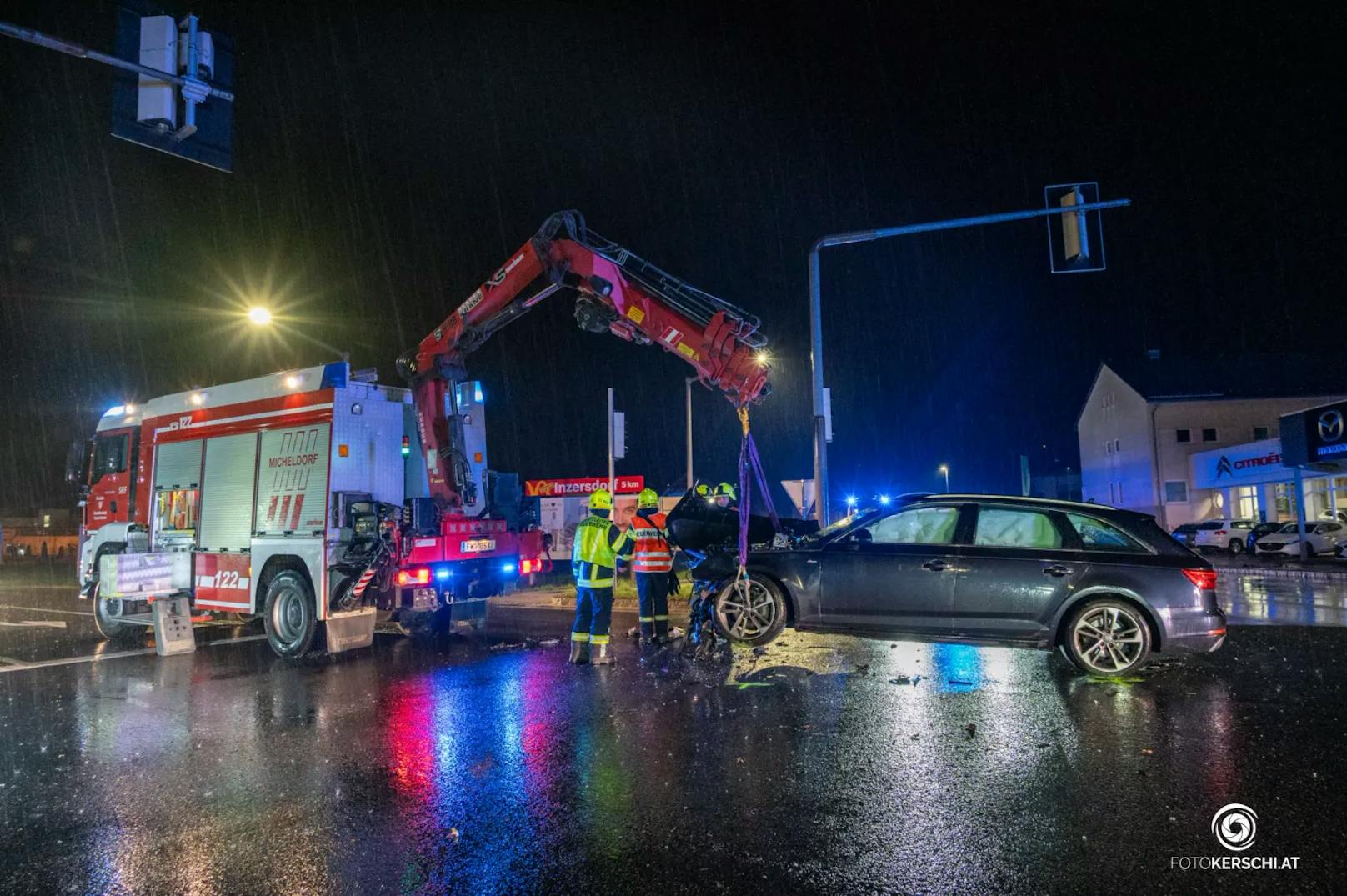 Die Feuerwehr Micheldorf wurde am späten Montagabend zu Aufräumarbeiten nach einem Verkehrsunfall zur "Mazda Wagner Kreuzung" alarmiert. Zwei Autos waren an einer Kreuzung zusammengestoßen.