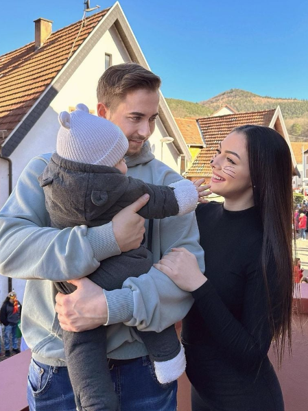 Niko Kronenbitter und Katharina Eisenblut und ihr Sohn im Februar 2023