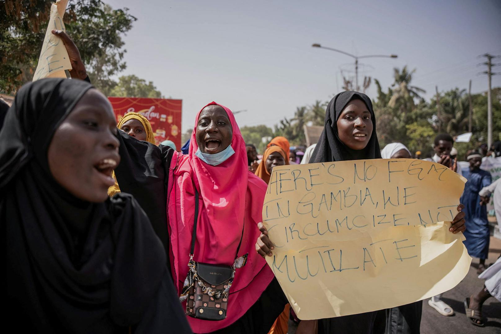 Im Gambia wird derzeit über die Wiedereinführung weiblicher Genitalverstümmelung diskutiert. Zahlreiche Menschen gehen zu diesem Anlass auf die Straßen von Banjul.