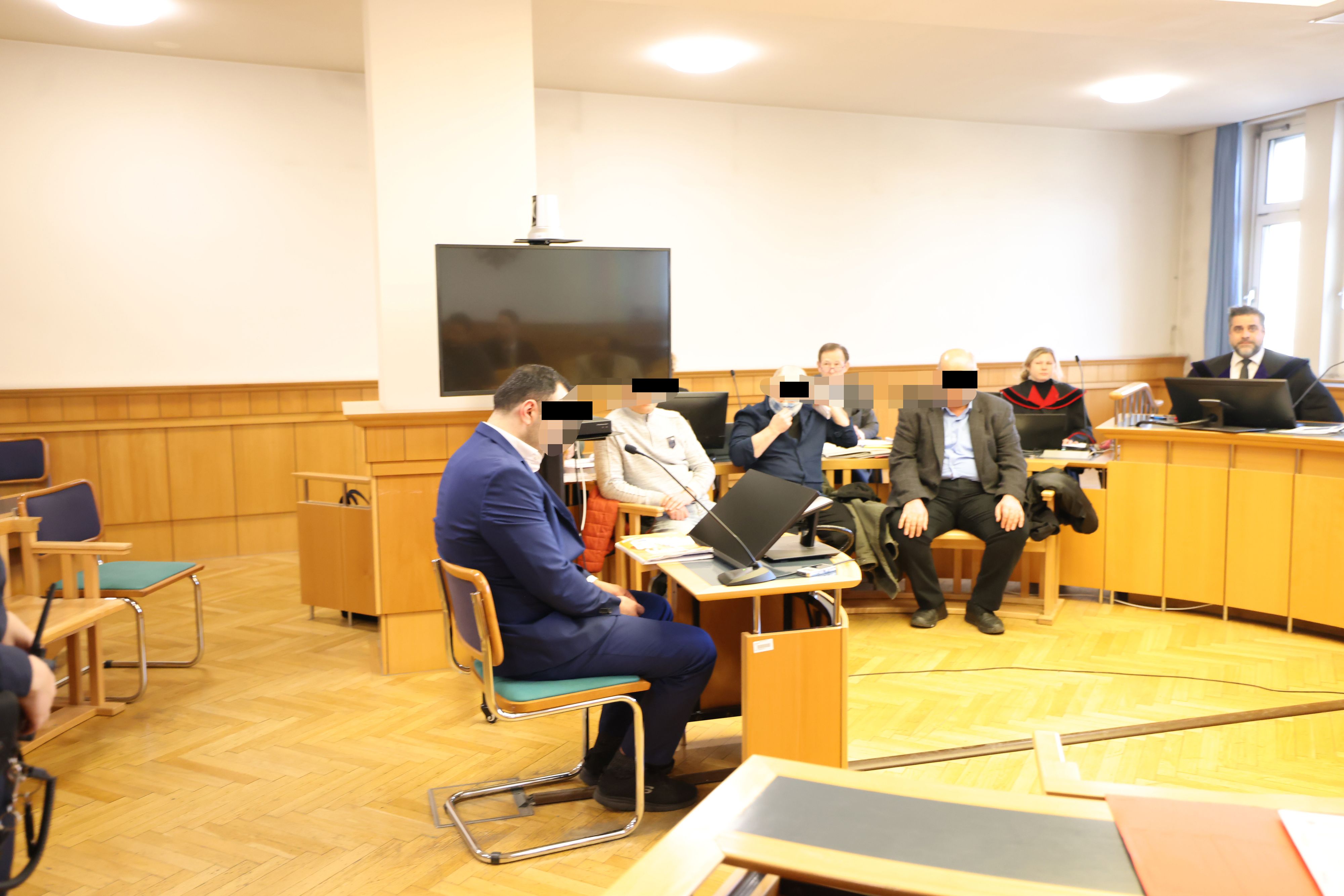 Die vier Angeklagten vor Gericht. Nur einer wurde schuldig gesprochen.