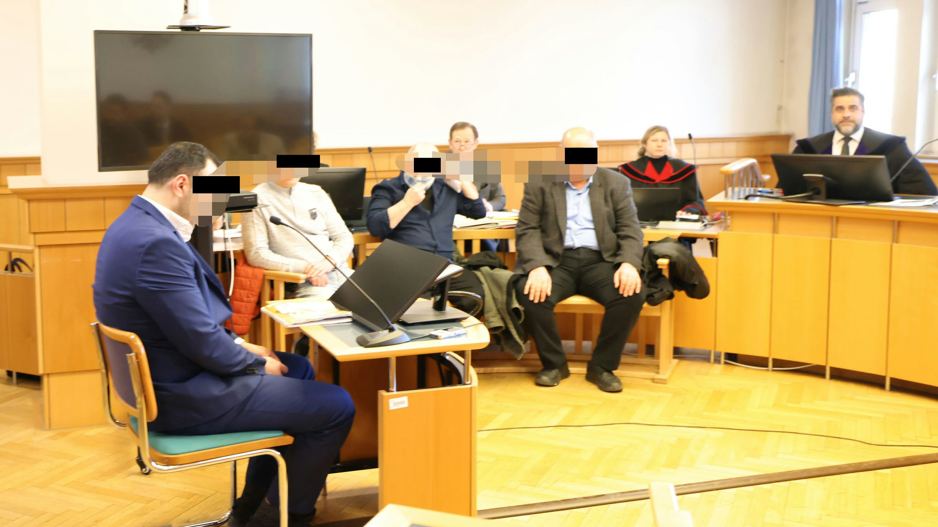 Die vier Angeklagten vor Gericht. 