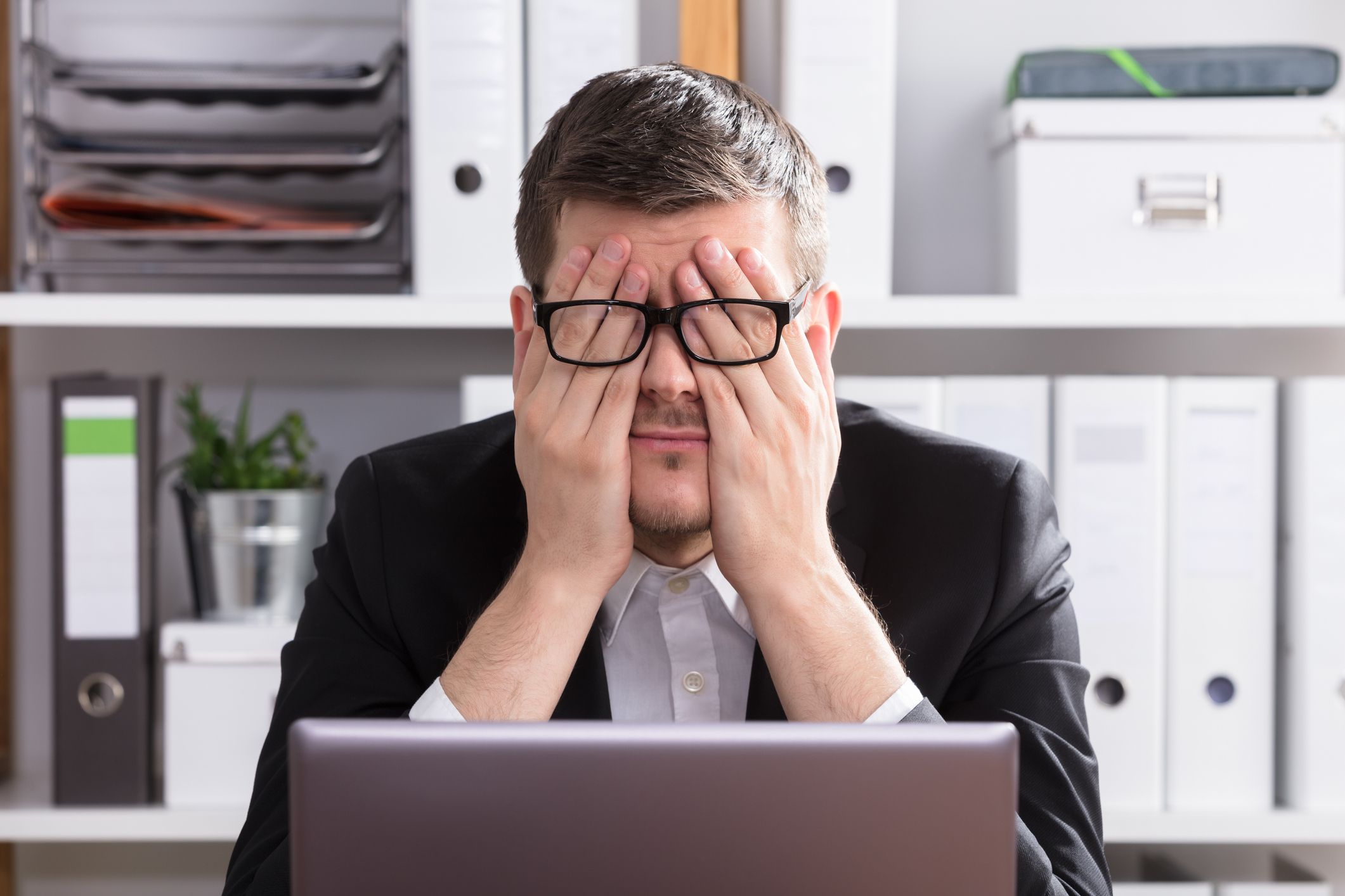 Erschöpft im Büro: Für jede vierte Überstunde gibt’s dennoch kein Geld, keinen Zeitausgleich.