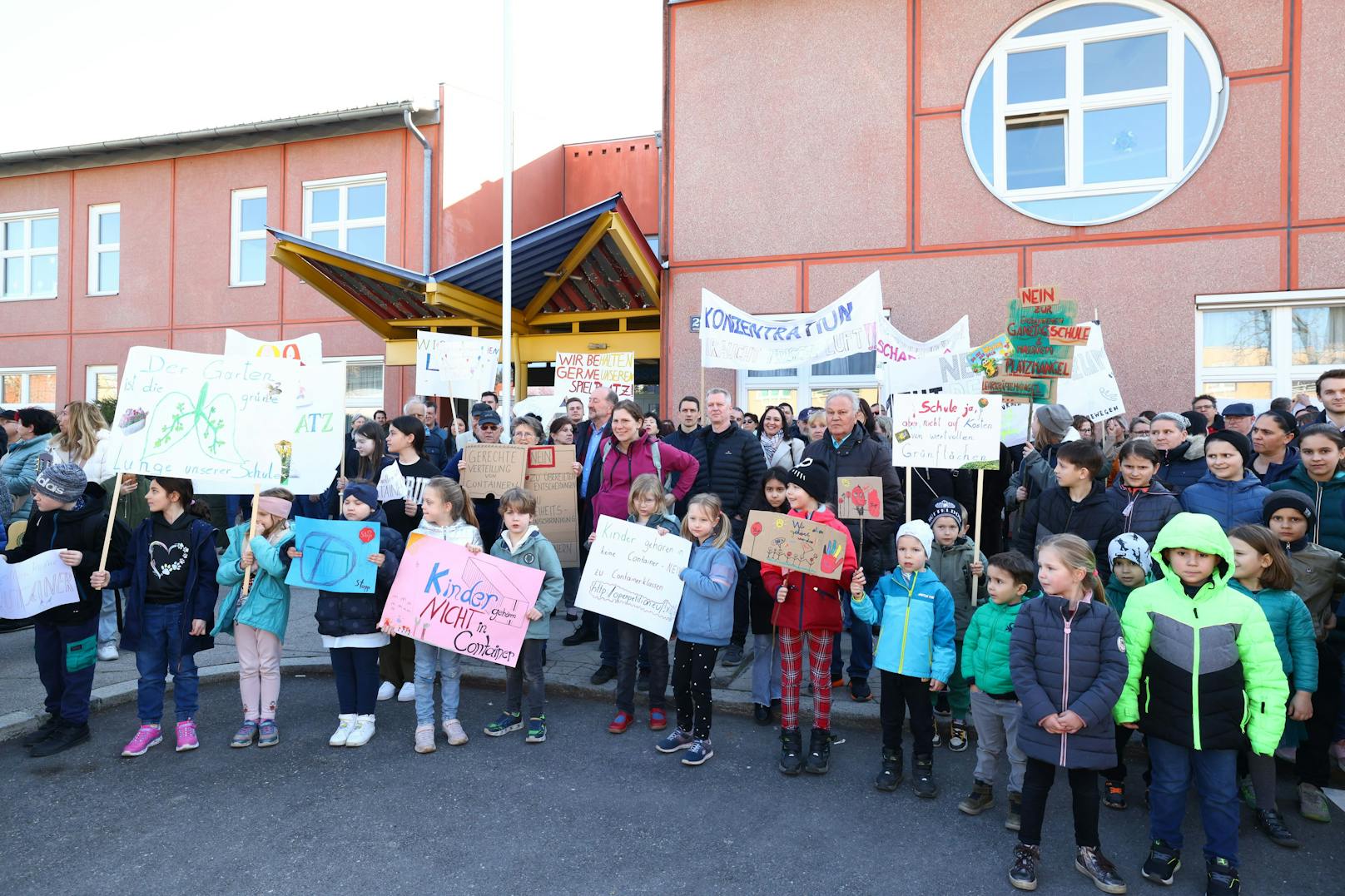 Erboste Eltern und Lehrer demonstrieren gegen die geplanten Containerklassen in der Volksschule Rittingergasse in Floridsdorf.