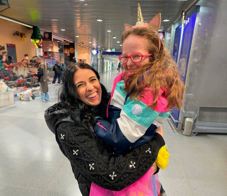 Ella (r.) leidet an der extrem seltenen Genmutation KAT6A. Ihre Tante Monika Rammal (l.) unterstützt sie und andere Betroffene mit dem Verein 