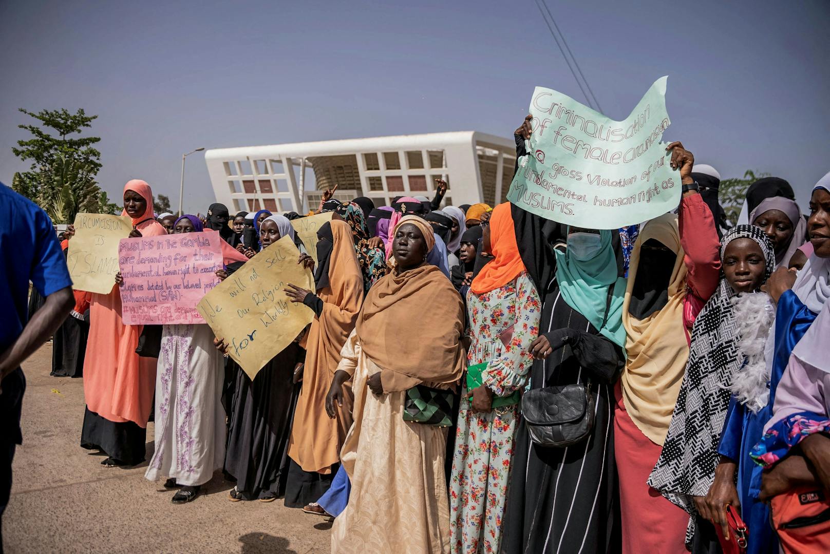 Im Gambia wird derzeit über die Wiedereinführung weiblicher Genitalverstümmelung diskutiert. Zahlreiche Menschen gehen zu diesem Anlass auf die Straßen von Banjul.