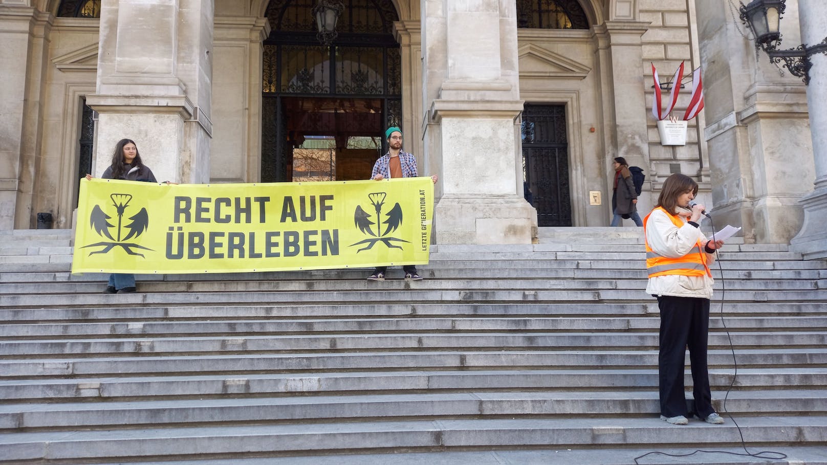 Klimakleber werfen mit Rauchbomben auf Wiener Haupt-Uni