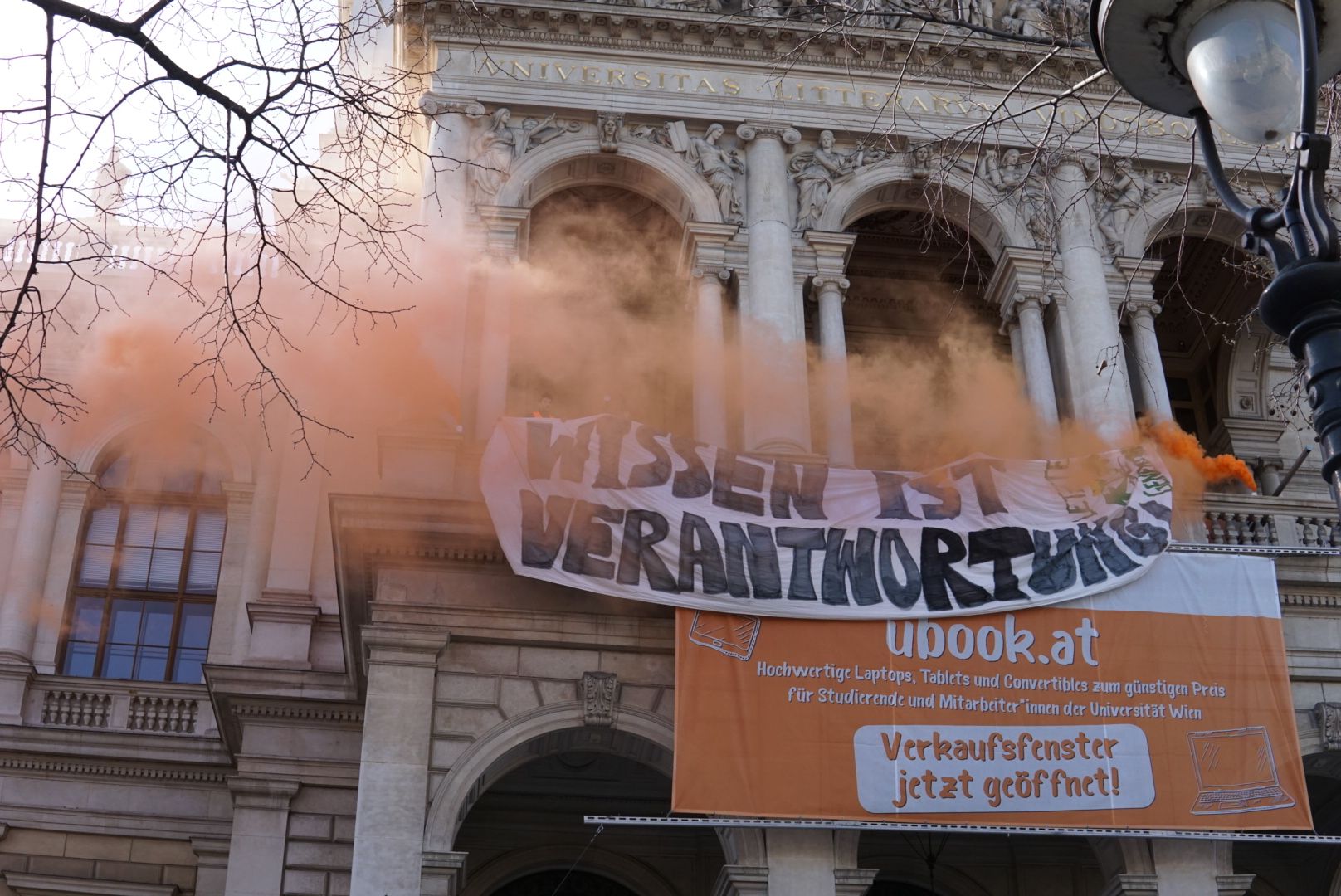 Rauch und Banner-Drop der Letzten Generation.