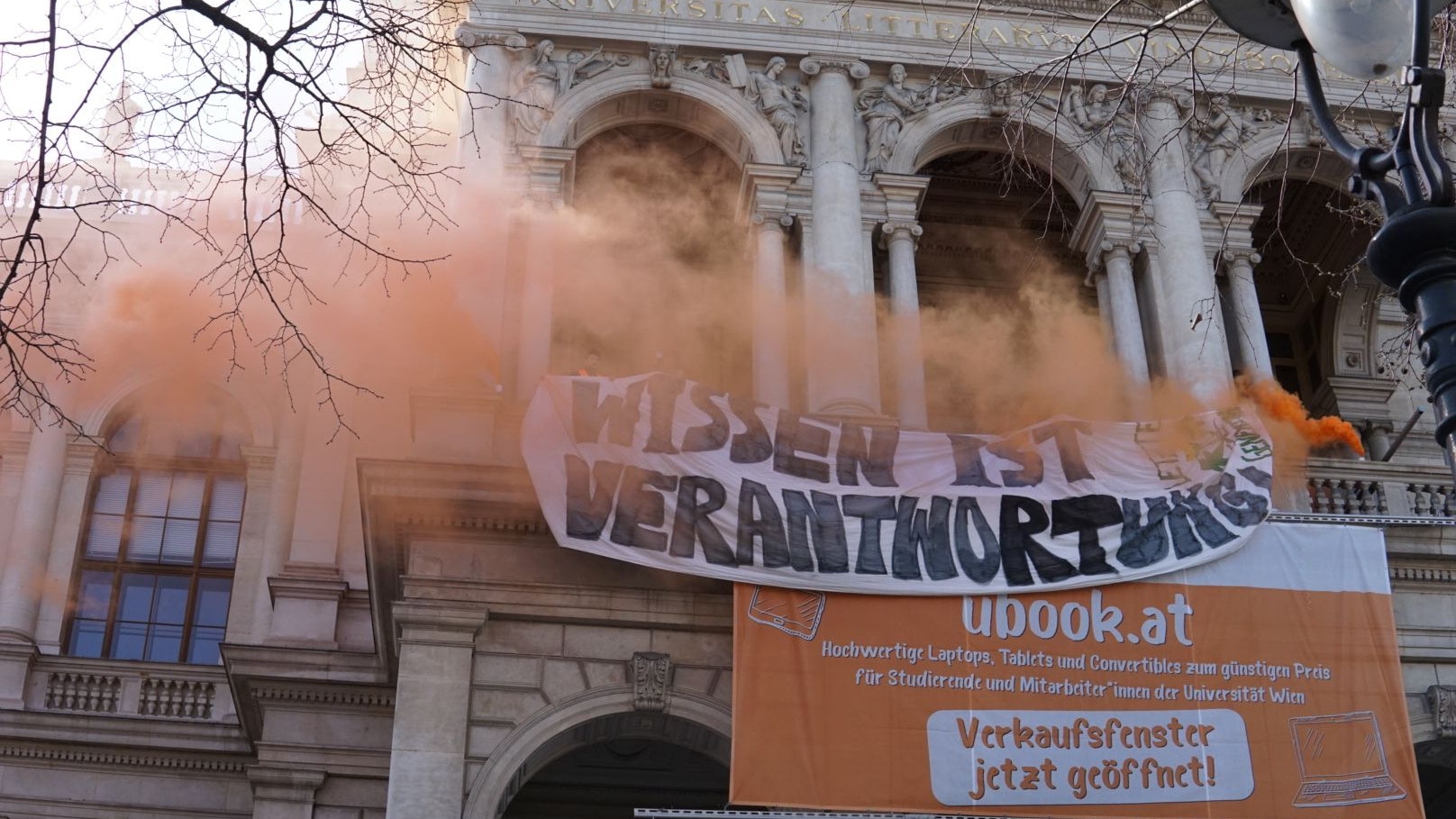 Rauch und Banner-Drop der Letzten Generation.