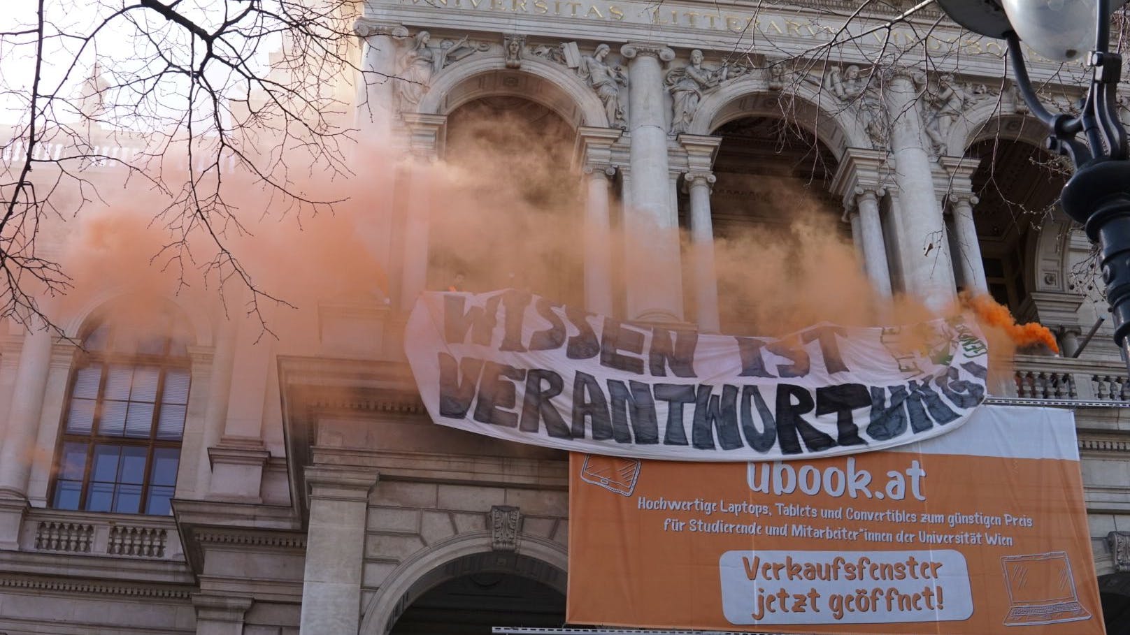Klimakleber werfen Rauchbomben aus Wiener Haupt-Uni