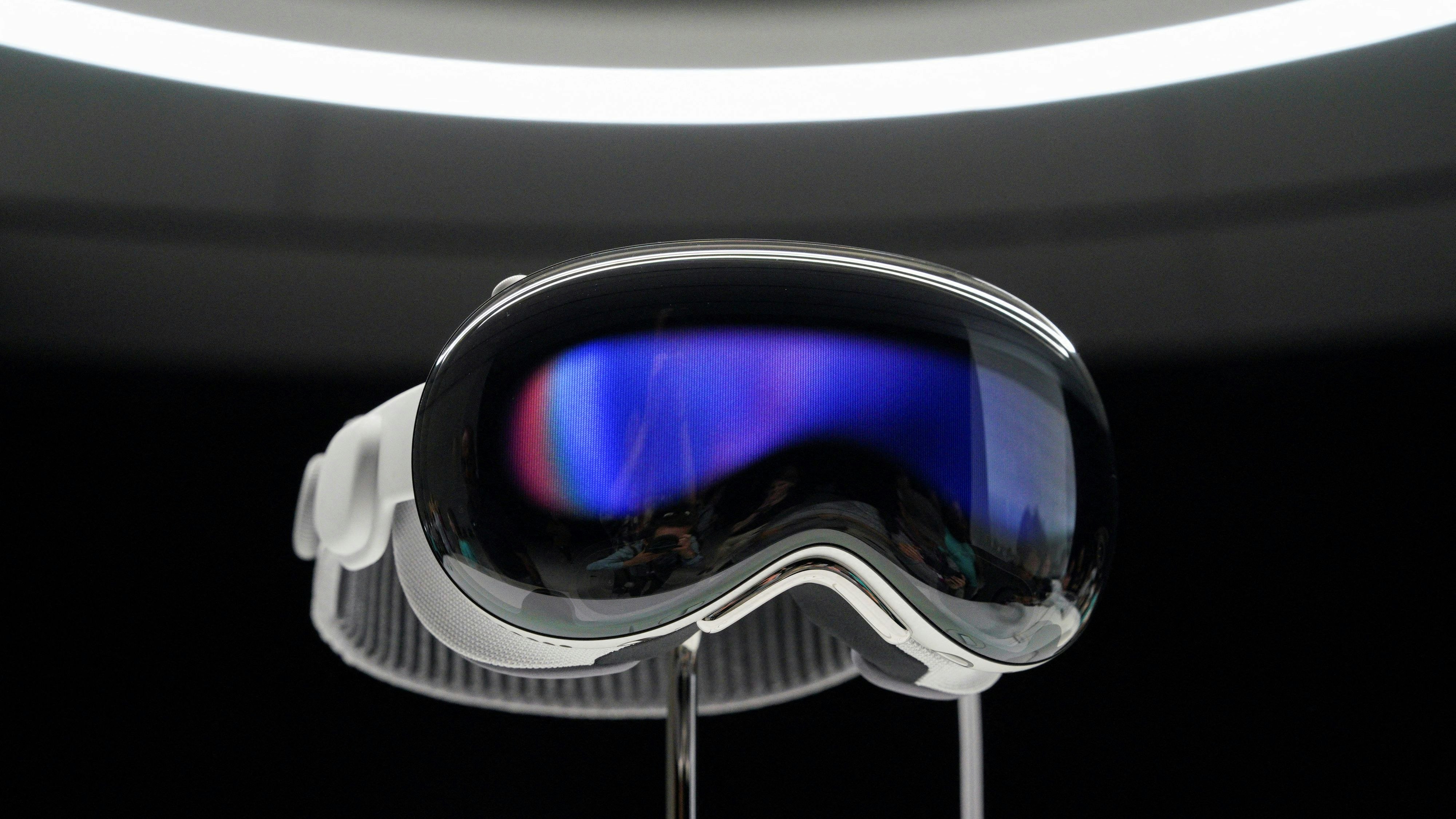 Außen wie eine Skibrille, innen lauter Kameras: Die "Vision Pro" von Apple wurde auf der Entwicklerkonferenz in Cupertino, Kalifornien, gezeigt