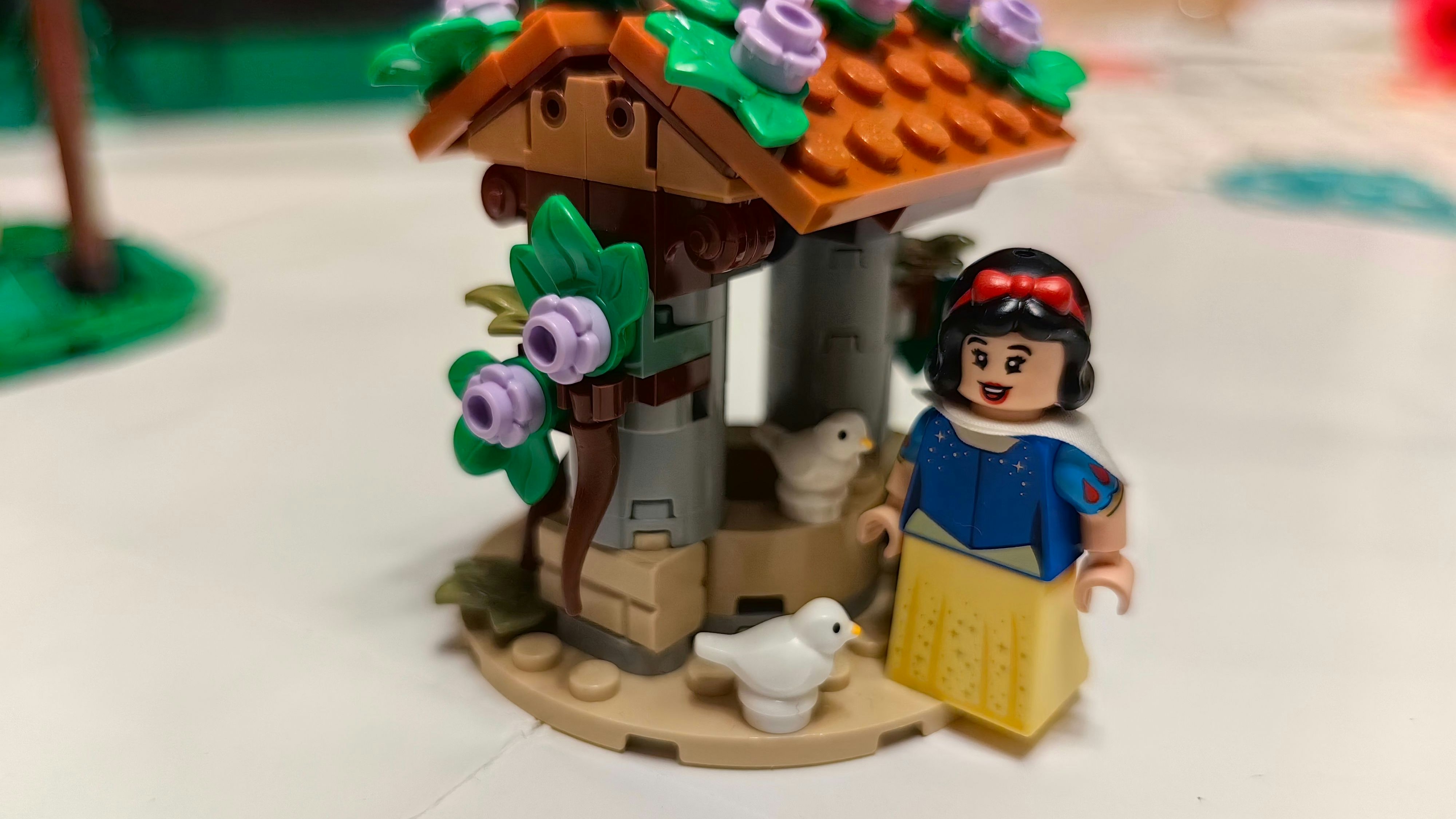 Das Laub, das auf dem Dach des Brunnens wächst und die rotbraunen Ranken stellen die Originalszene so genau wie möglich im Minifigurenmaßstab dar.