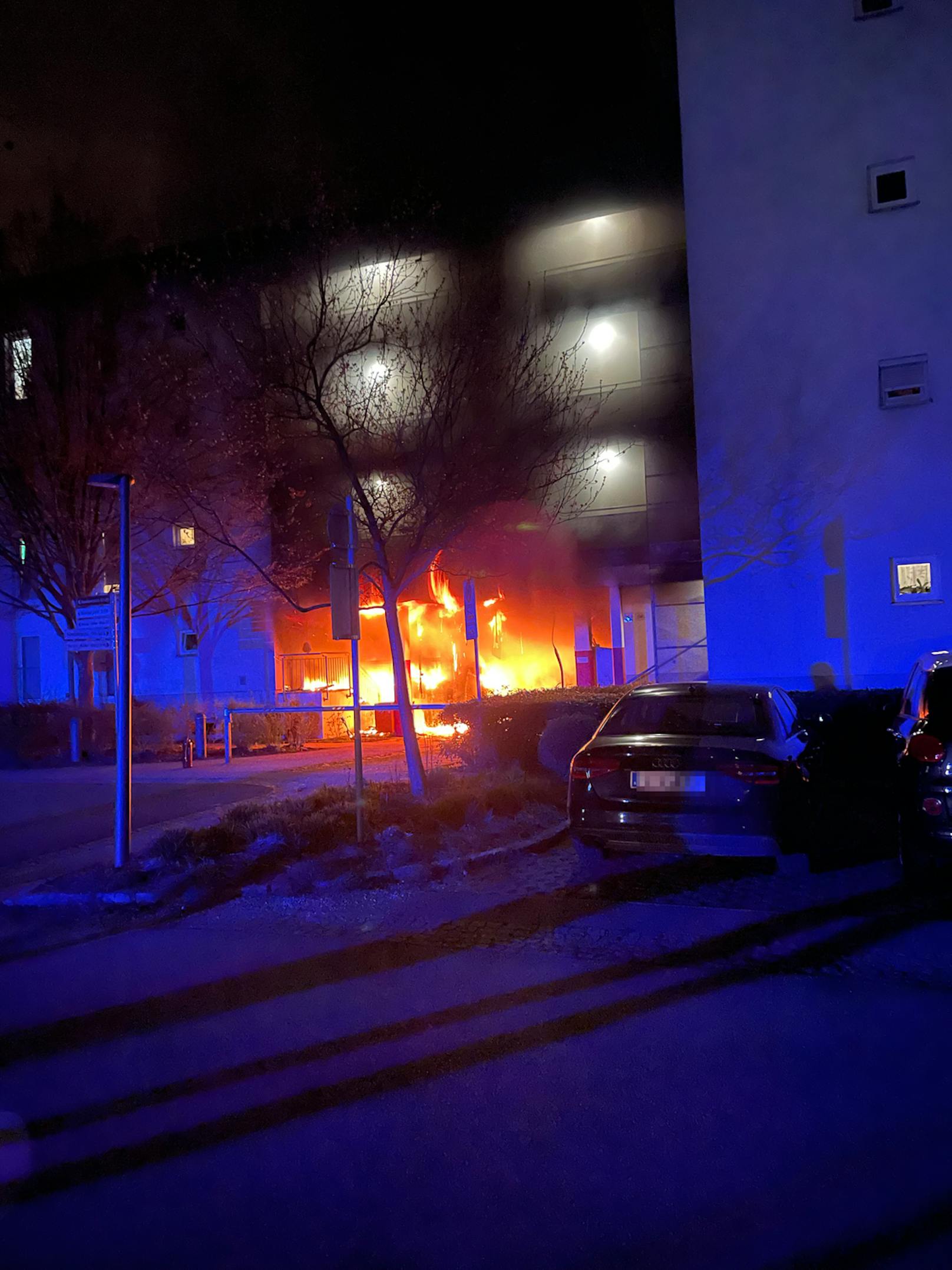 Die Berufsfeuerwehr Linz und die Freiwillige Feuerwehr Ebelsberg wurden am Montag zu einem Brand auf zwei Müllinseln im Bereich Linz-Auwiesen gerufen.