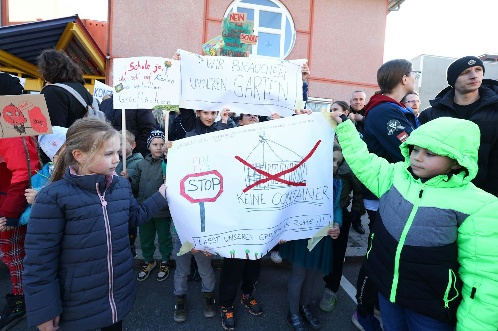 Erboste Eltern und Lehrer demonstrieren gegen die geplanten Containerklassen in der Volksschule Rittingergasse in Floridsdorf.