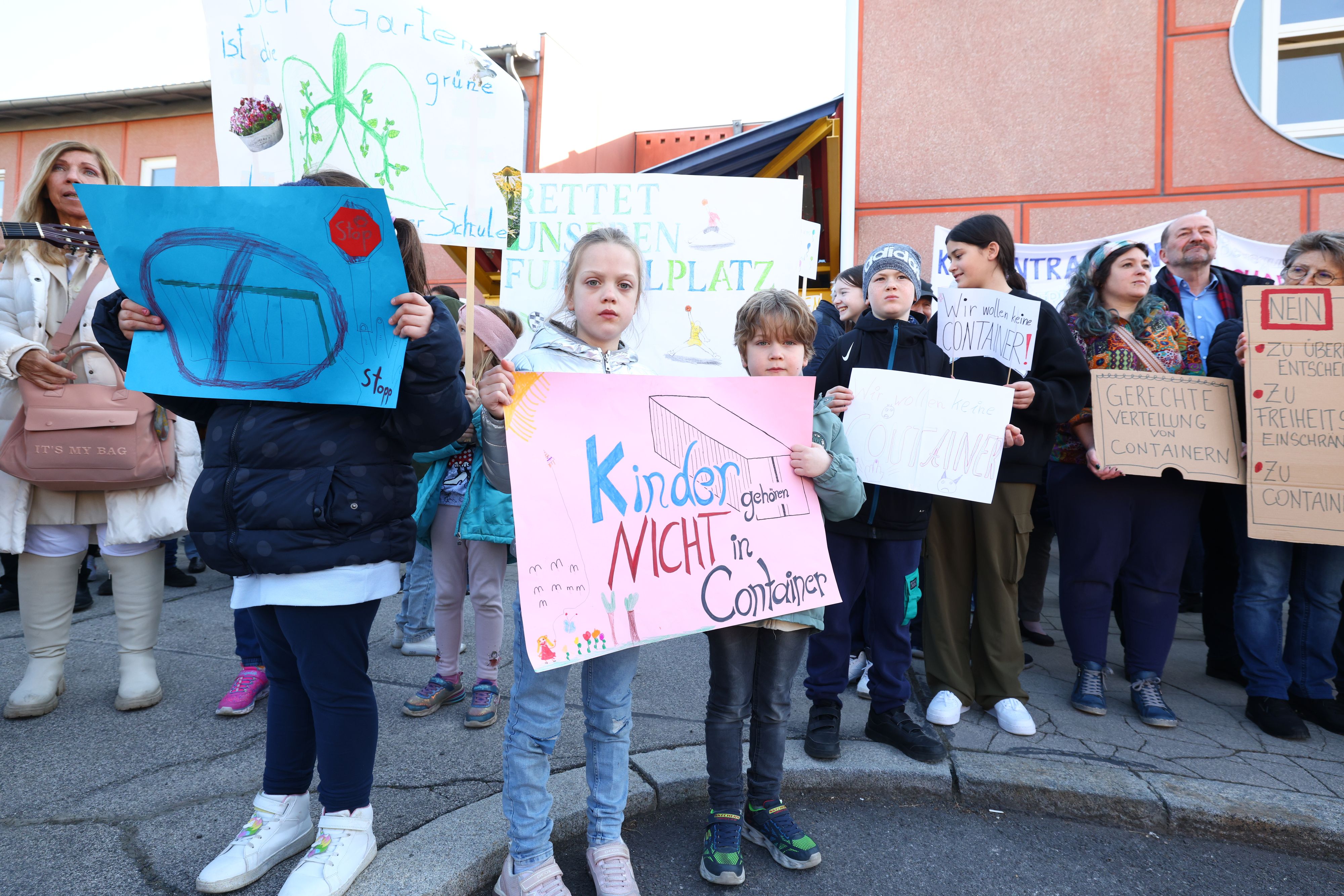 Eltern und Schüler sind über die geplanten Containerklassen auf dem Sportplatz der Schule besorgt.
