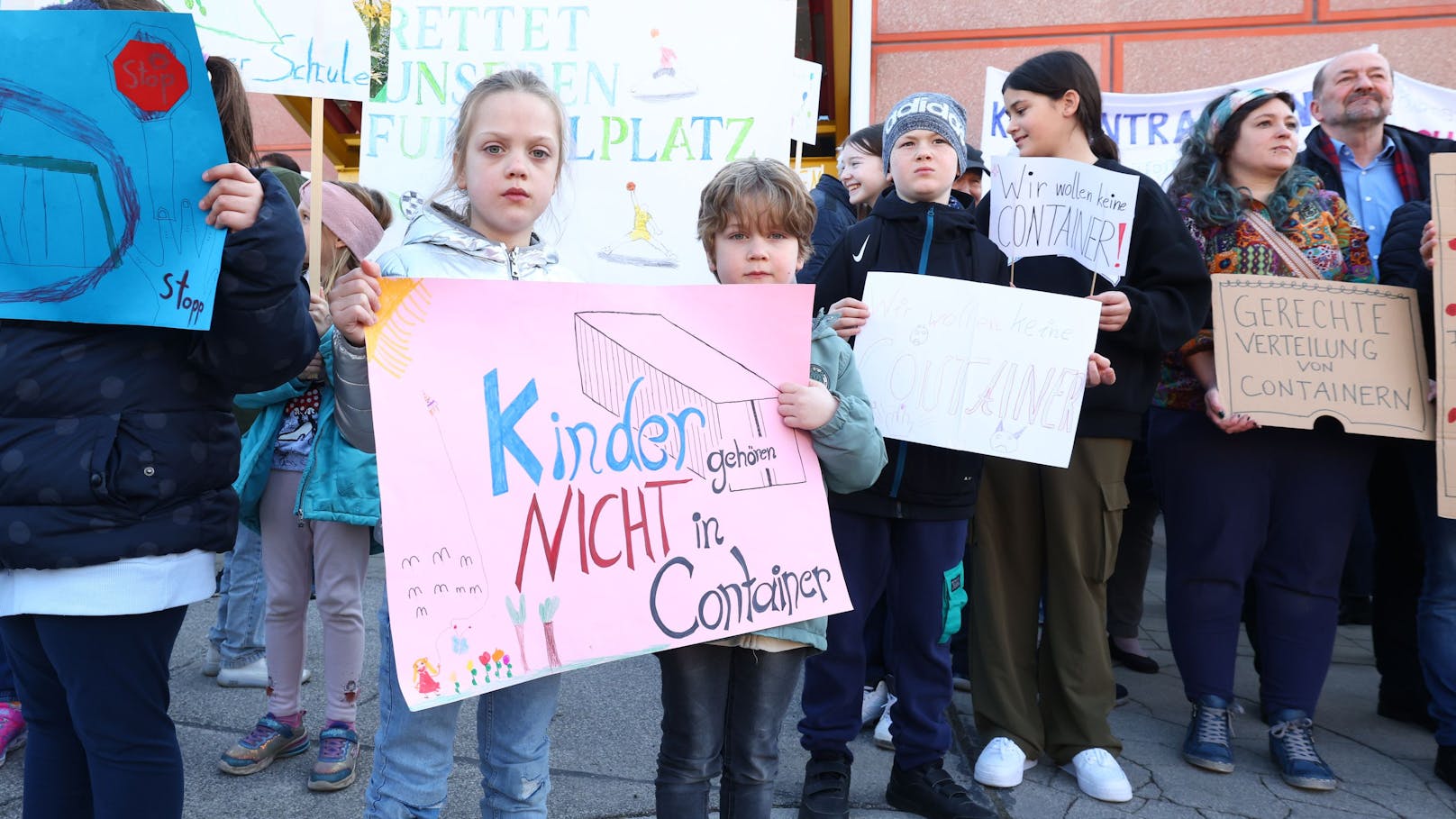 "Kinder gehören nicht in Container" – erneuter Aufstand
