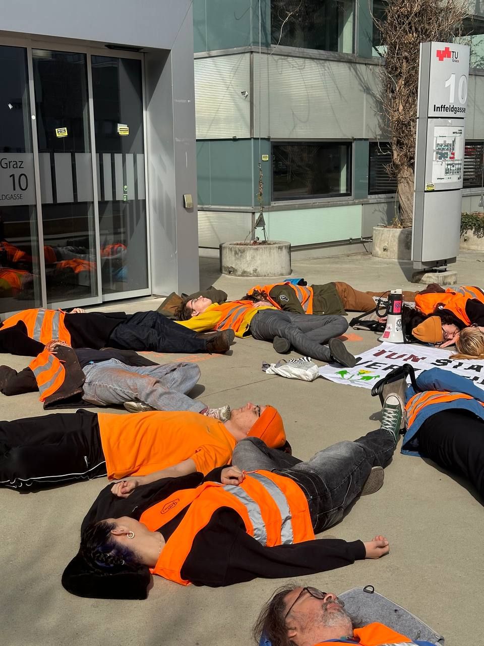 Die Letzte Generation hat am Dienstag auf dem Campus der Technischen Universität in Graz Aufsehen erregt.