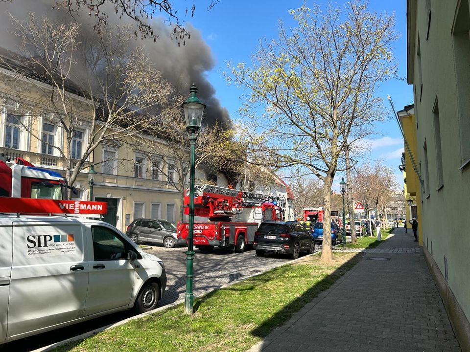 Zimmerbrand in Wien-Floridsdorf. Drei Bewohner flüchteten aus ihrer brennenden Wohnung.