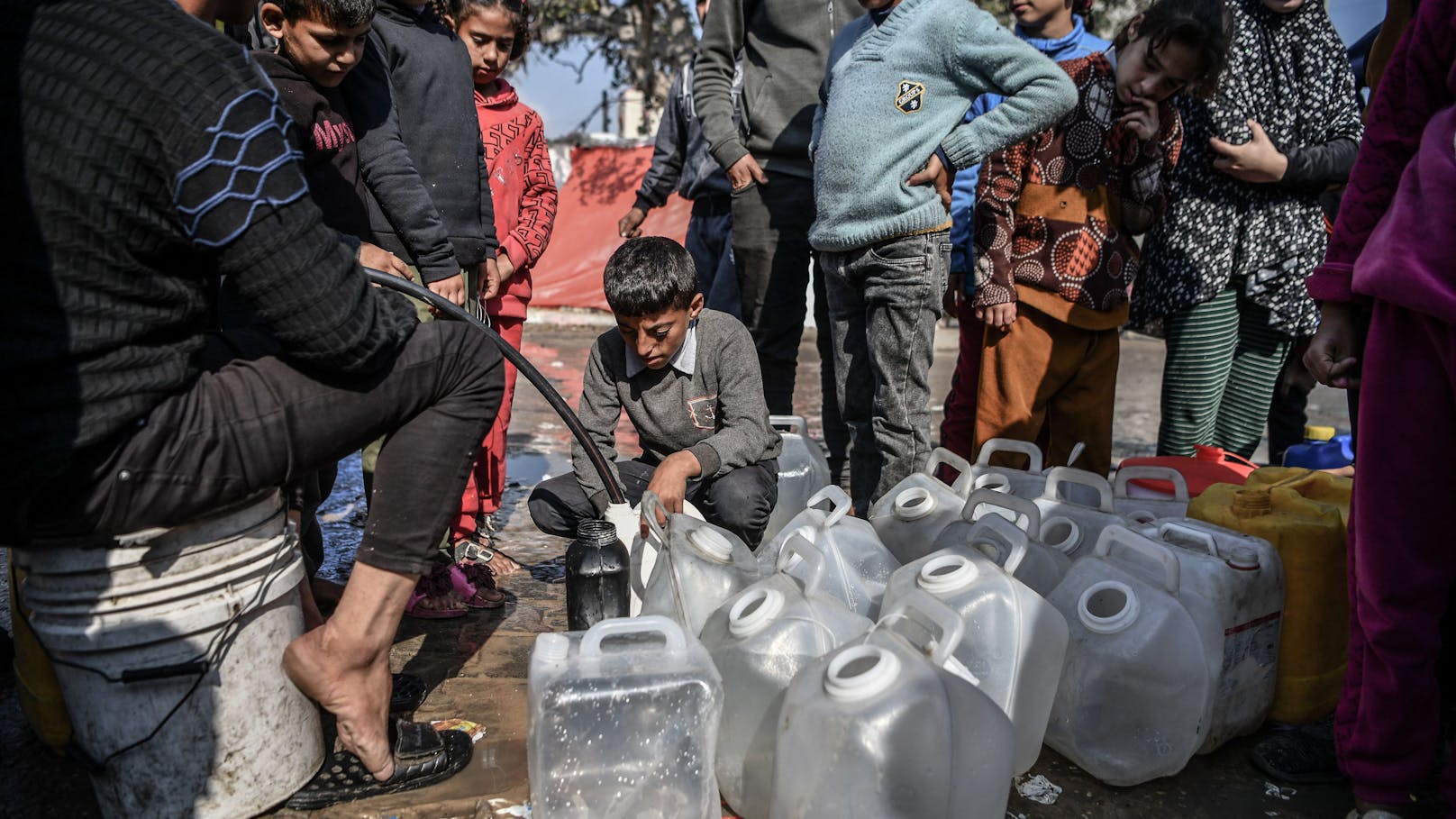 Für sauberes Trinkwasser stehen die Menschen im Gazastreifen an.