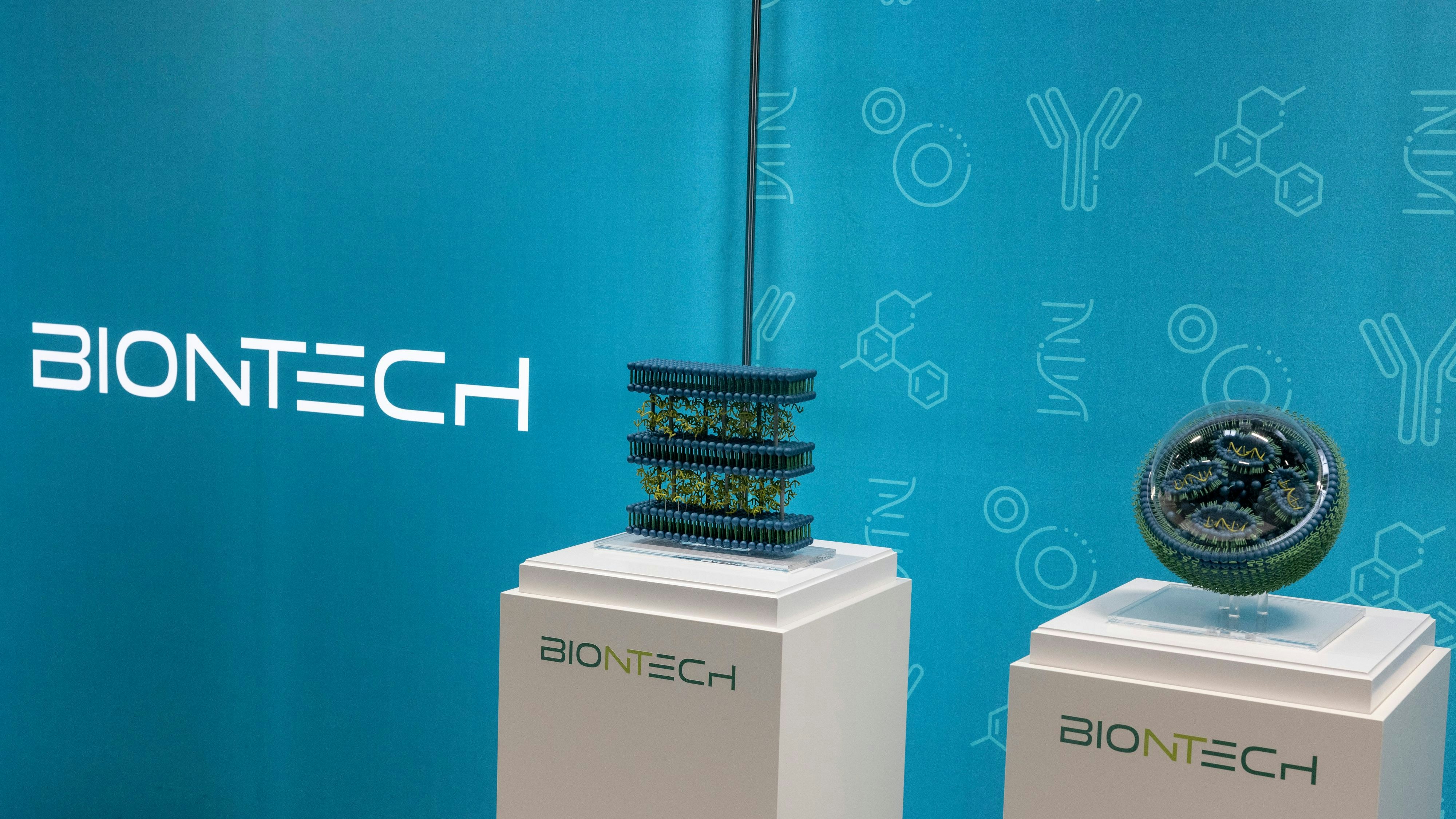 Download von www.picturedesk.com am 20.03.2024 (13:16).  27 July 2023, Rhineland-Palatinate, Mainz: A model of an mRNA (r), a messenger ribonucleic acid, is on display at BioNTech's facilities. Biontech has a new research center in Mainz, Germany, where a team is working with a wide range of novel technologies to work in the field of immunology and in the development and optimization of mRNA to fight life-threatening and serious diseases such as cancer, COVID-19, malaria and tuberculosis. Photo: Helmut Fricke/dpa - ATTENTION: Only for editorial use in connection with the current reporting and only with full mention of the above credit - 20230727_PD9777 - Rechteinfo: Rights Managed (RM)