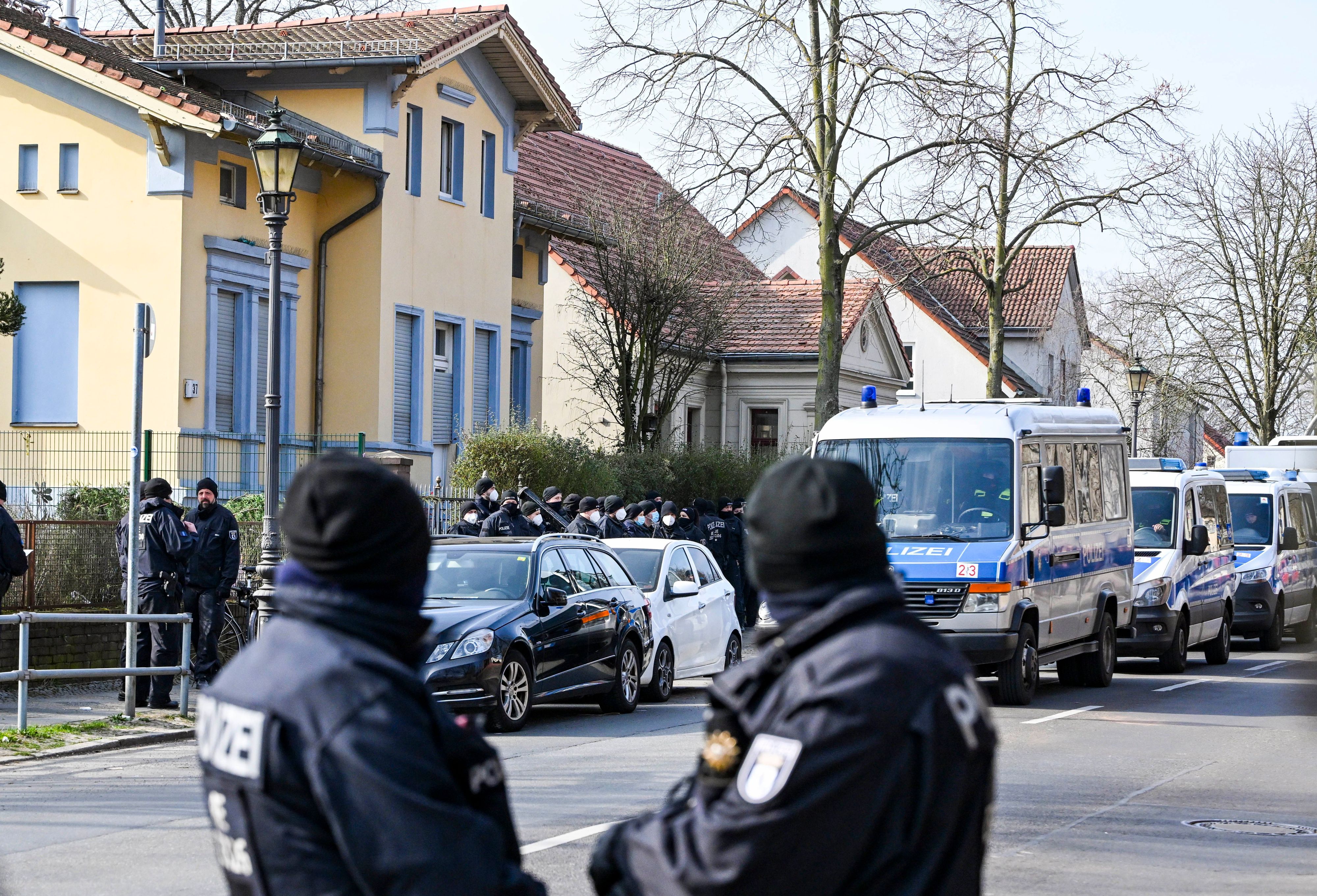 Die Polizei rückte mit einem Großaufgebot zur Villa aus, die vom Remmo-Clan in Berlin bewohnt wurde.