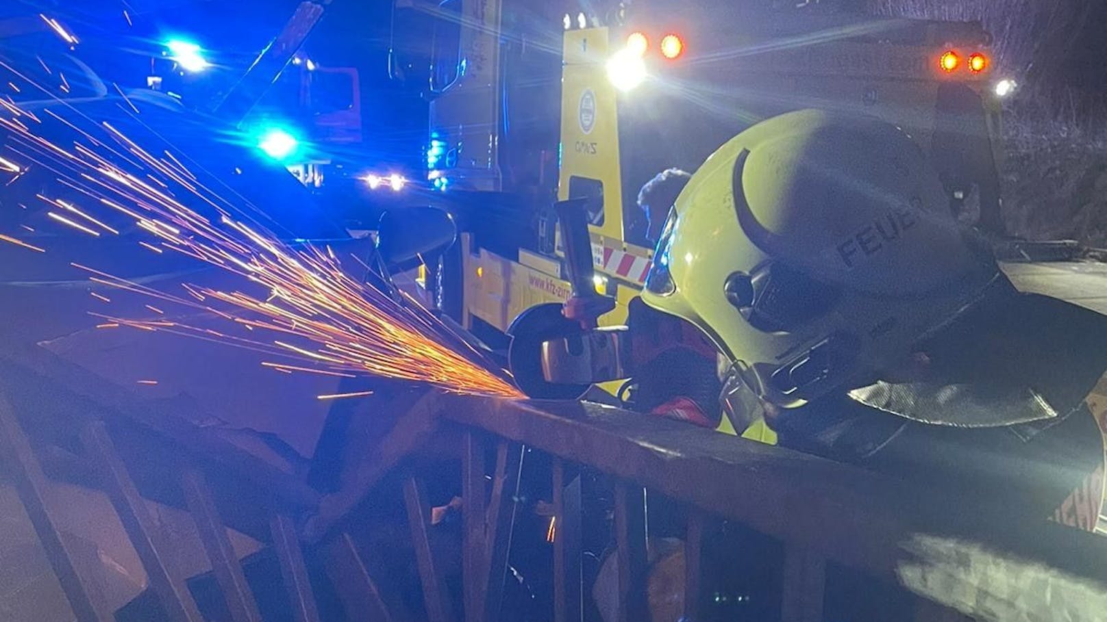 Bei der Bergung des Fahrzeugs musste die Feuerwehr das Geländer mittels Trennschleifer abtrennen. <a data-li-document-ref="120026613" href="https://www.heute.at/s/auto-kracht-in-gelaender-alko-lenkerin-ist-polizistin-120026613">Mehr dazu hier &gt;&gt;</a>