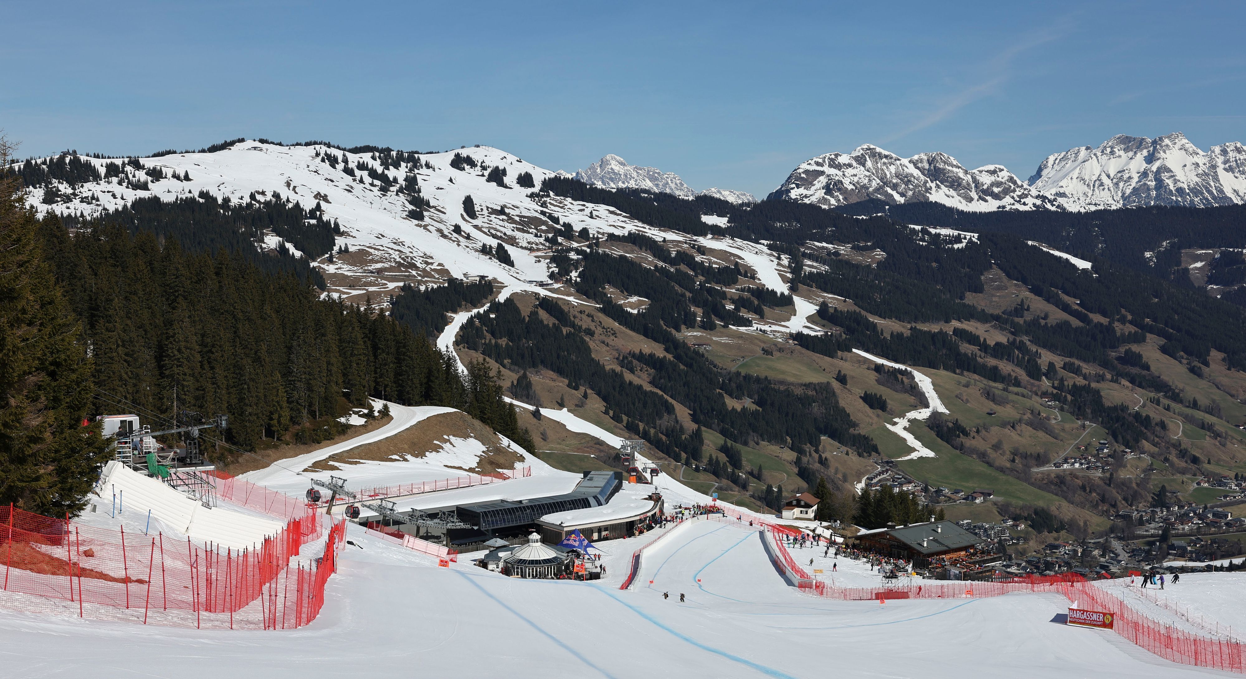 Weiße Piste, grünbraune Berge – das Ende der Ski-Saison in Saalbach ist nah.