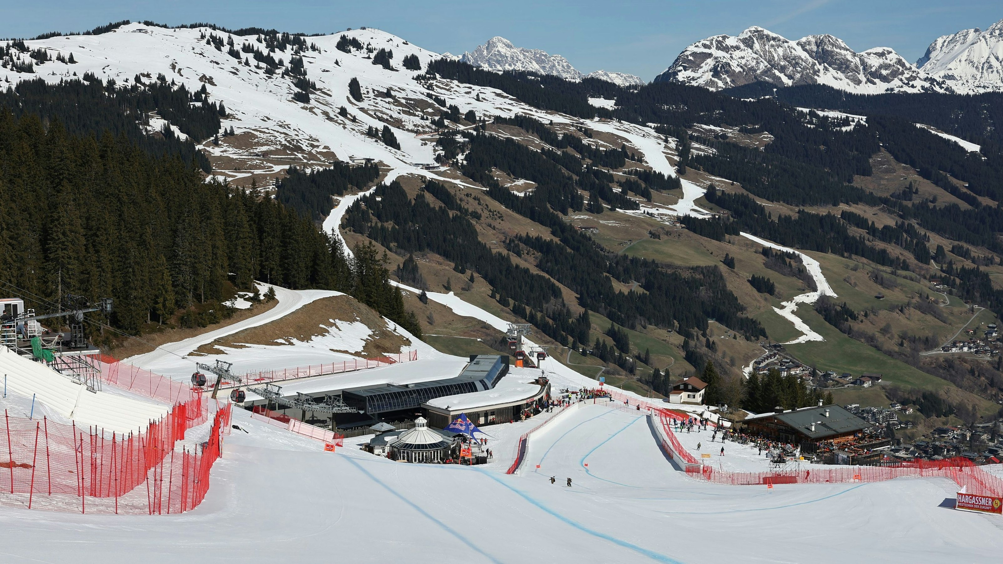 Weiße Piste, grünbraune Berge – das Ende der Ski-Saison in Saalbach ist nah.