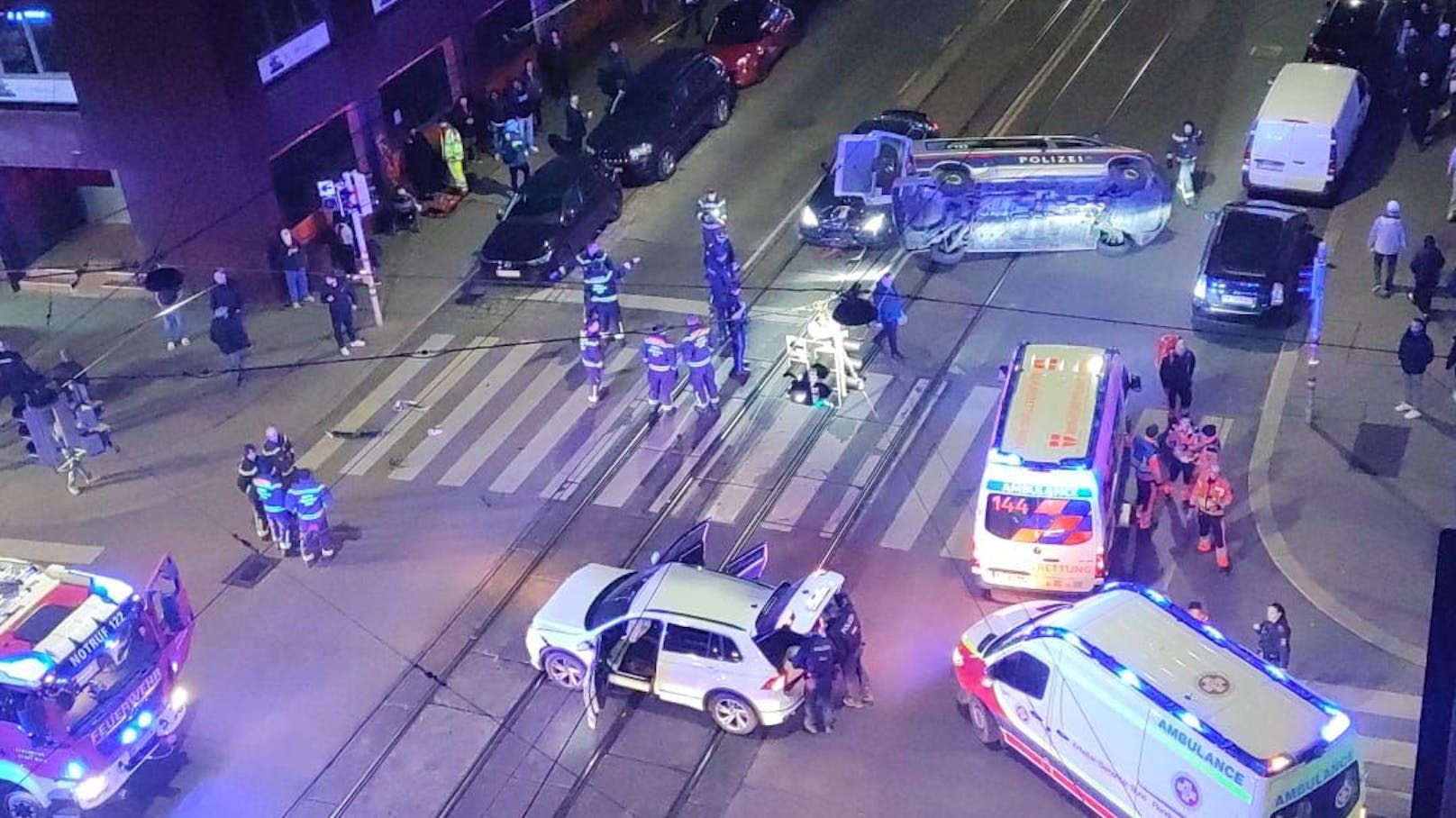 Verletzte nach schwerem Crash mit Polizei-Bus in Wien