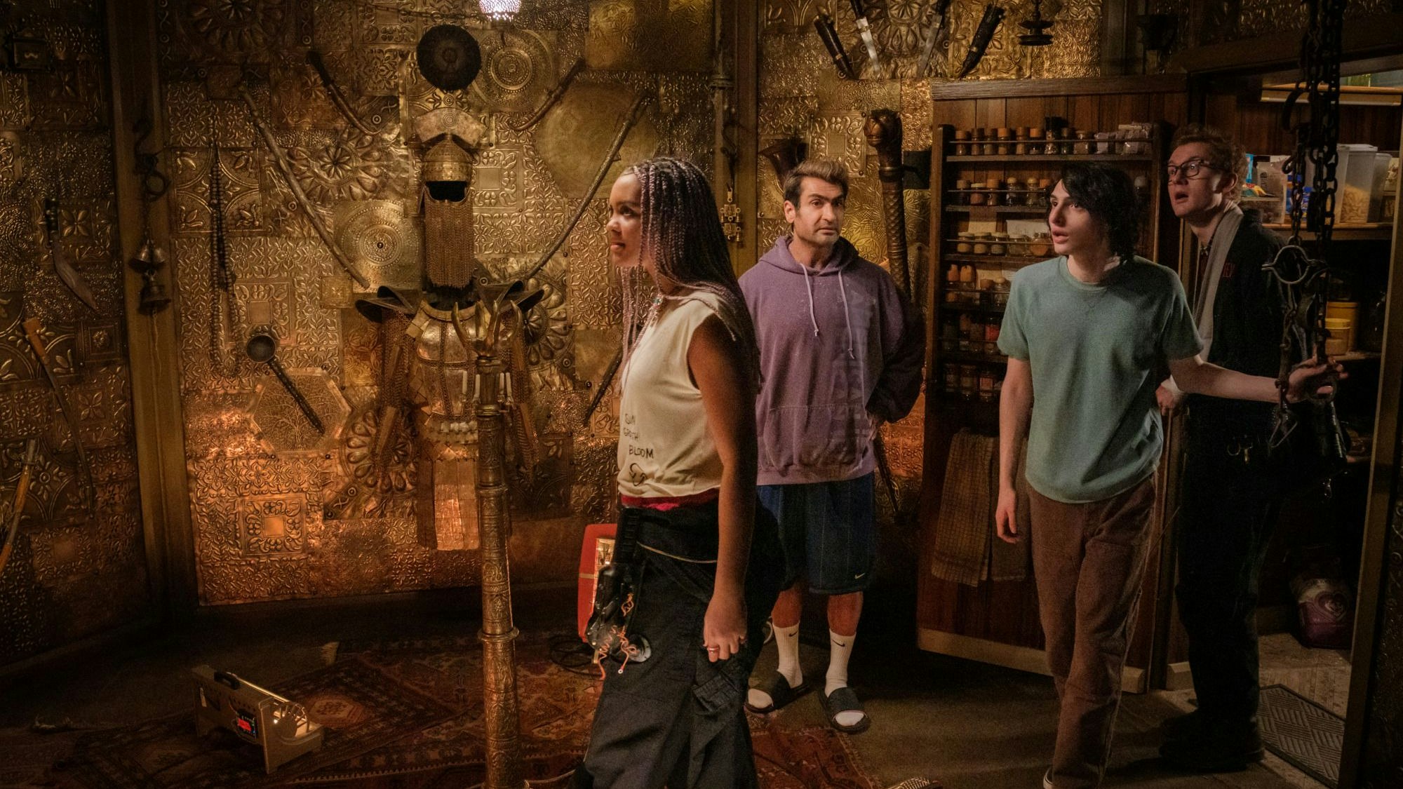 Lucky (Celeste O’Connor), Nadeem Razmaadi (Kumail Nanjiani), Trevor (Finn Wolfhard) und Lars Pinfield (James Acaster) auf Spurensuche.