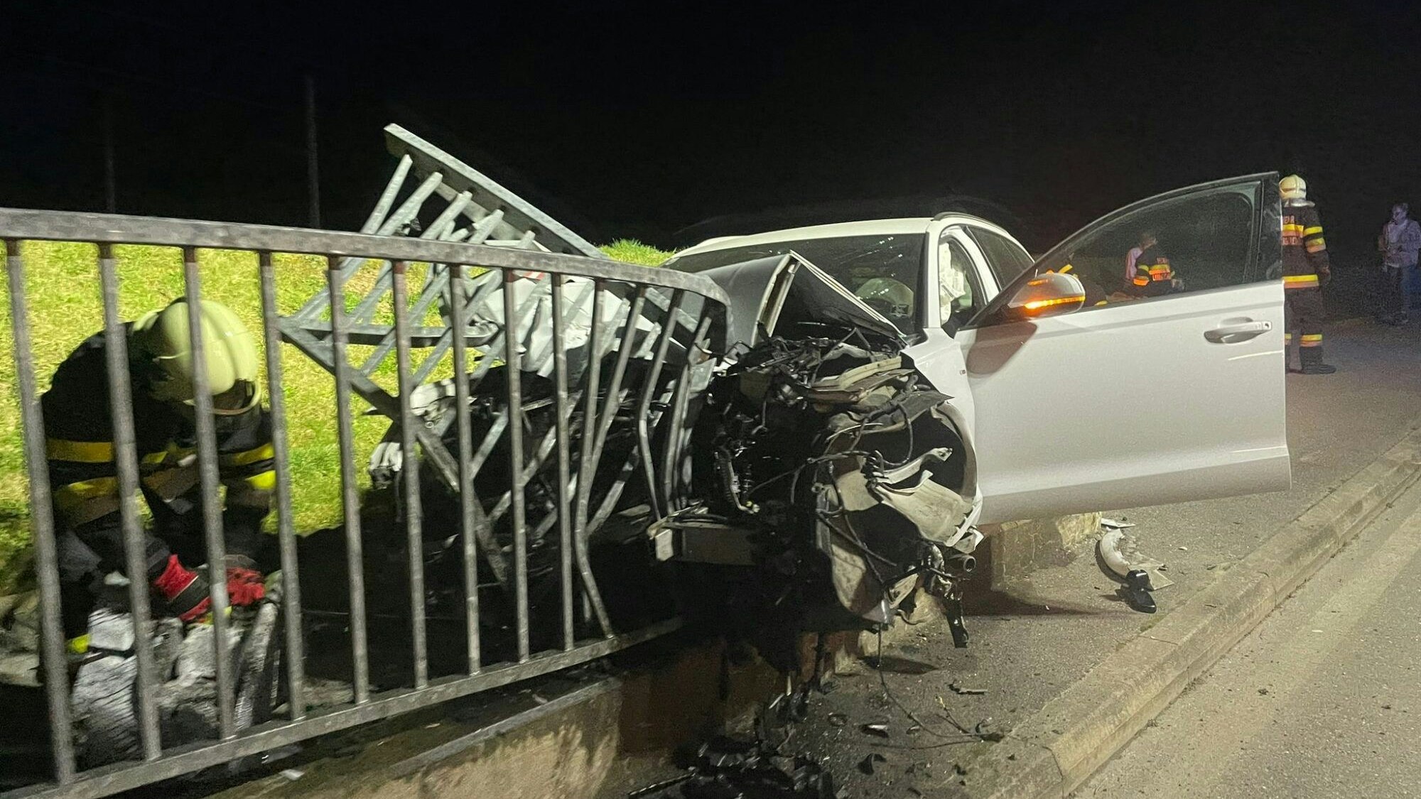 Heute.at - Auto kracht in Geländer – Alko-Lenkerin ist Polizistin