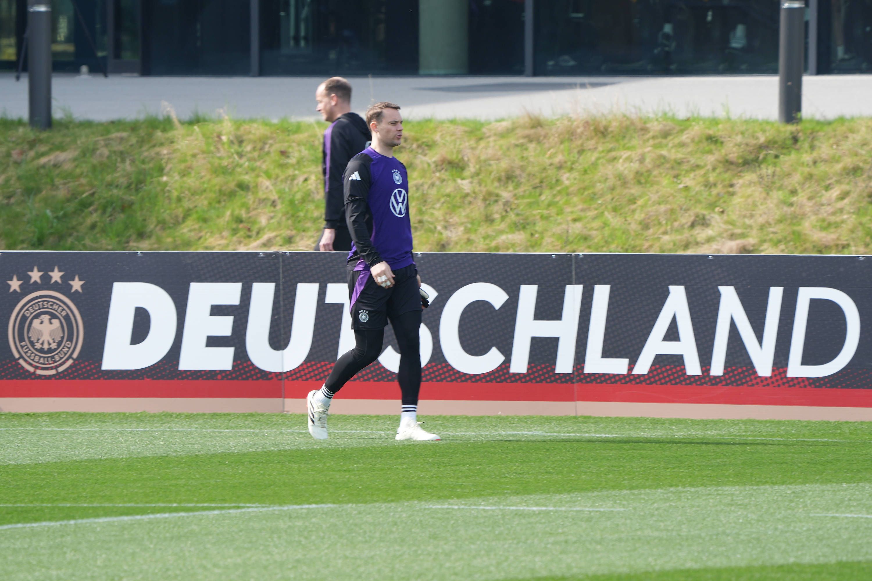 DFB-Keeper Neuer reist verletzt vom Teamquartier ab.