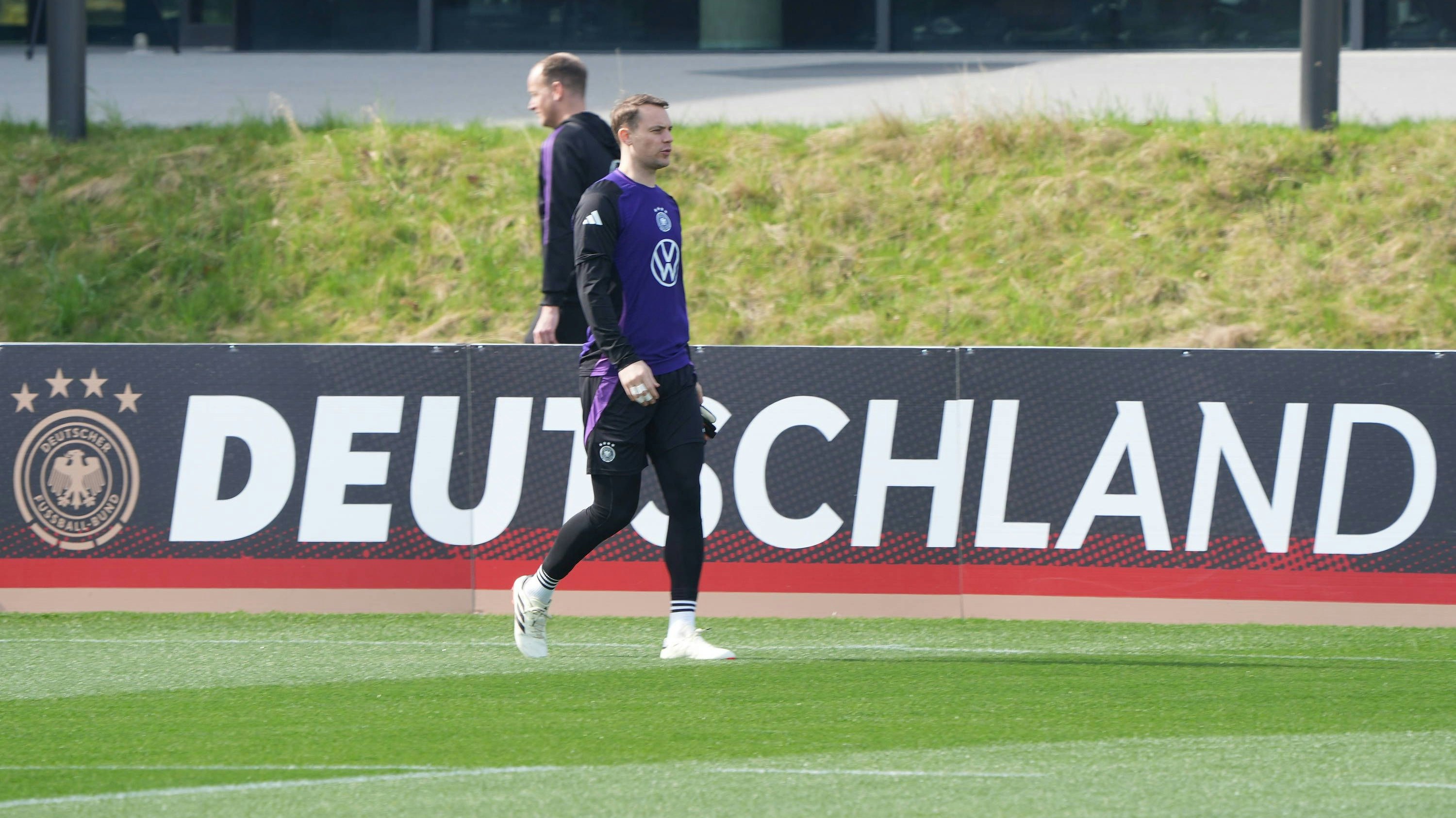 DFB-Keeper Neuer reist verletzt vom Teamquartier ab. 